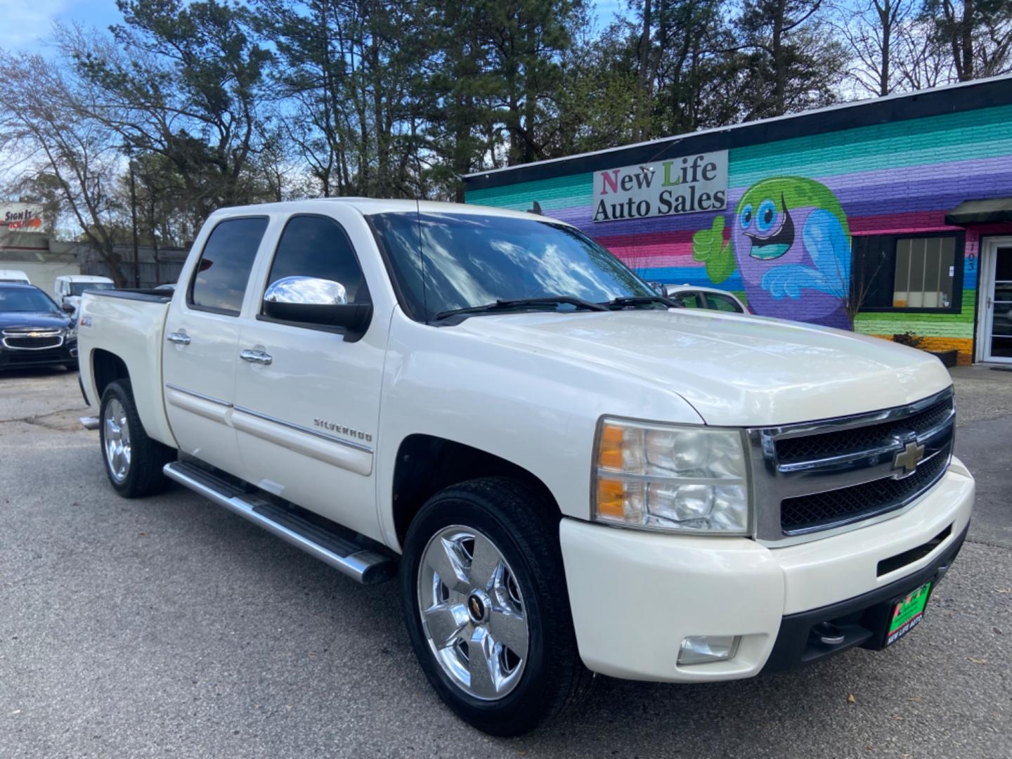 2011 WHITE CHEVROLET SILVERADO 1500 LTZ (3GCPKTE35BG) with an 5.3L engine, Automatic transmission, located at 5103 Dorchester Rd., Charleston, SC, 29418-5607, (843) 767-1122, 36.245171, -115.228050 - Leather, Sunroof, CD/AUX, OnStar, Dual Climate Control, Power Everything (windows, locks, seats, mirrors), Memory/Heated Seating, All-weather Mats, Keyless Entry, Running Boards, Tow Package, Chrome Wheels. Local Trade-in!! 164k miles Located at New Life Auto Sales! 2023 WINNER for Post & Courier's - Photo#0