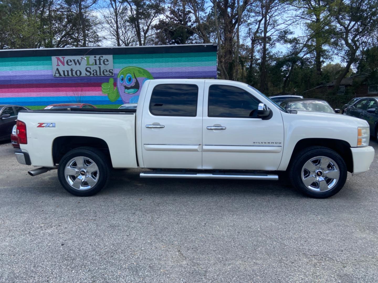 2011 WHITE CHEVROLET SILVERADO 1500 LTZ (3GCPKTE35BG) with an 5.3L engine, Automatic transmission, located at 5103 Dorchester Rd., Charleston, SC, 29418-5607, (843) 767-1122, 36.245171, -115.228050 - Leather, Sunroof, CD/AUX, OnStar, Dual Climate Control, Power Everything (windows, locks, seats, mirrors), Memory/Heated Seating, All-weather Mats, Keyless Entry, Running Boards, Tow Package, Chrome Wheels. Local Trade-in!! 164k miles Located at New Life Auto Sales! 2023 WINNER for Post & Courier's - Photo#1