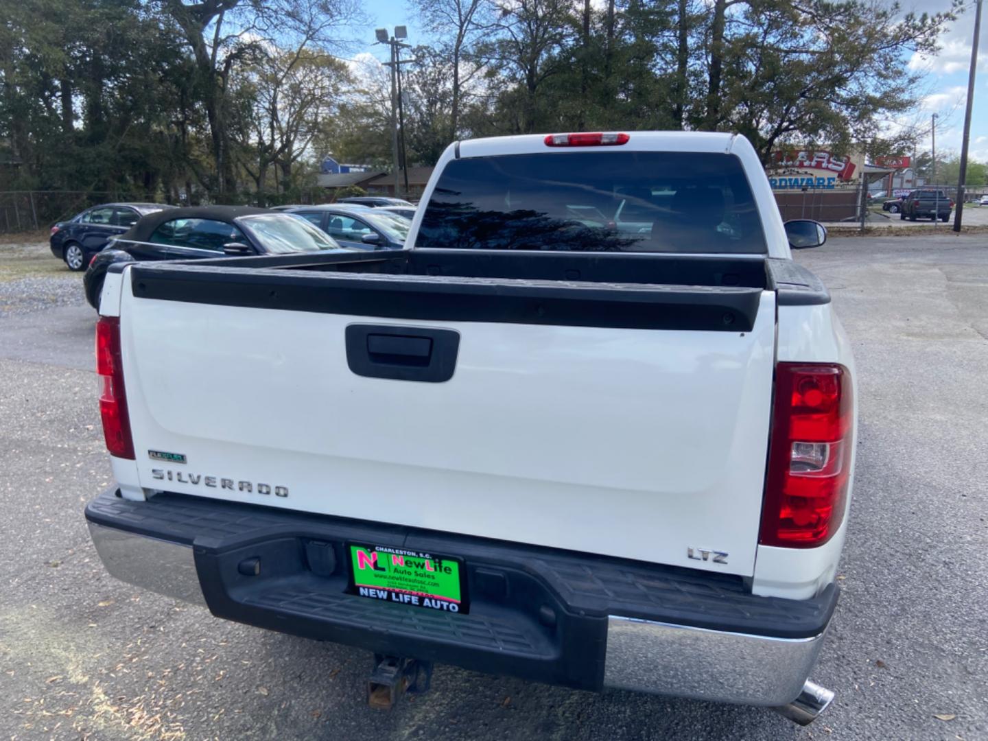 2011 WHITE CHEVROLET SILVERADO 1500 LTZ (3GCPKTE35BG) with an 5.3L engine, Automatic transmission, located at 5103 Dorchester Rd., Charleston, SC, 29418-5607, (843) 767-1122, 36.245171, -115.228050 - Leather, Sunroof, CD/AUX, OnStar, Dual Climate Control, Power Everything (windows, locks, seats, mirrors), Memory/Heated Seating, All-weather Mats, Keyless Entry, Running Boards, Tow Package, Chrome Wheels. Local Trade-in!! 164k miles Located at New Life Auto Sales! 2023 WINNER for Post & Courier's - Photo#3