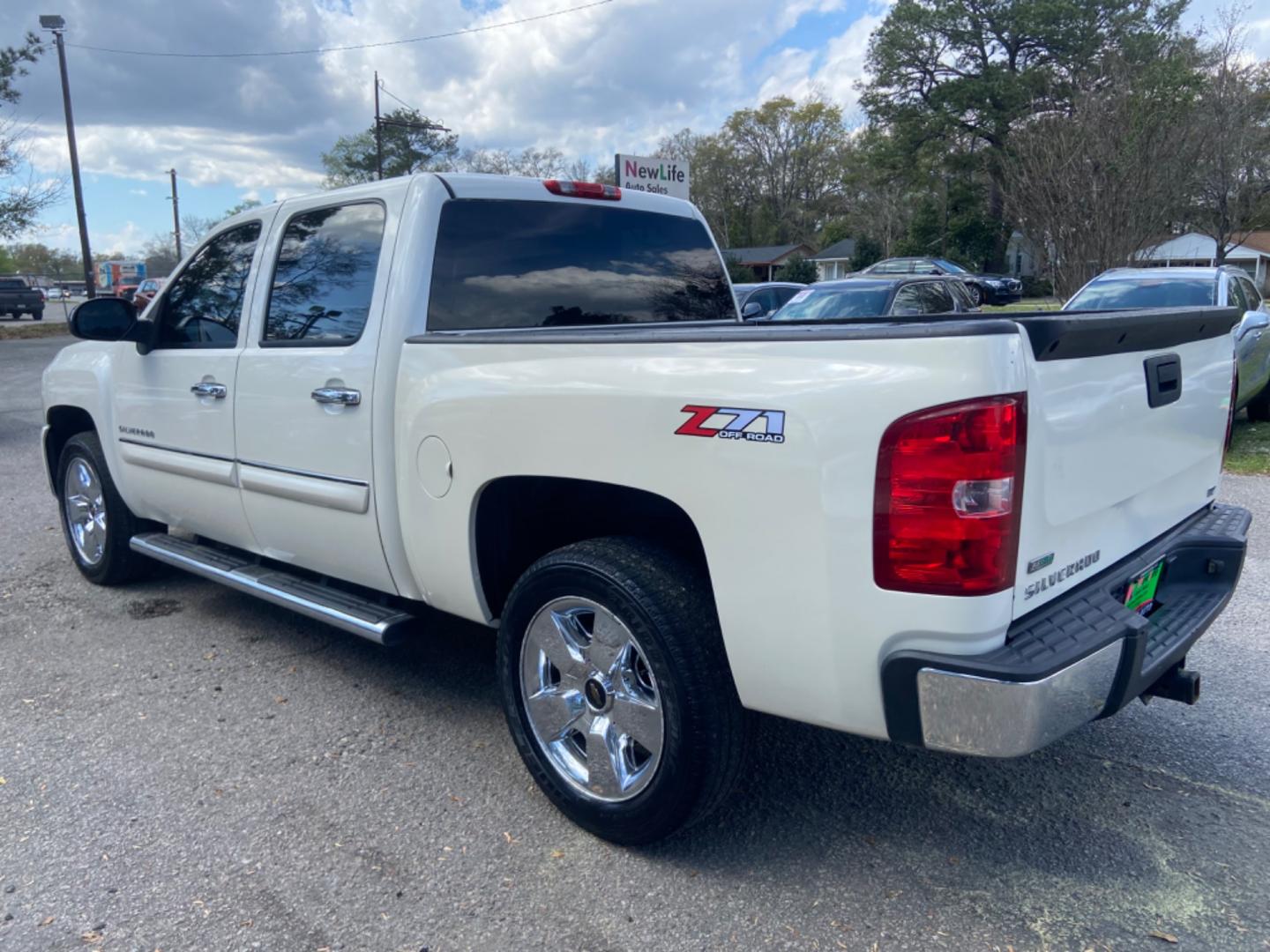 2011 WHITE CHEVROLET SILVERADO 1500 LTZ (3GCPKTE35BG) with an 5.3L engine, Automatic transmission, located at 5103 Dorchester Rd., Charleston, SC, 29418-5607, (843) 767-1122, 36.245171, -115.228050 - Leather, Sunroof, CD/AUX, OnStar, Dual Climate Control, Power Everything (windows, locks, seats, mirrors), Memory/Heated Seating, All-weather Mats, Keyless Entry, Running Boards, Tow Package, Chrome Wheels. Local Trade-in!! 164k miles Located at New Life Auto Sales! 2023 WINNER for Post & Courier's - Photo#4