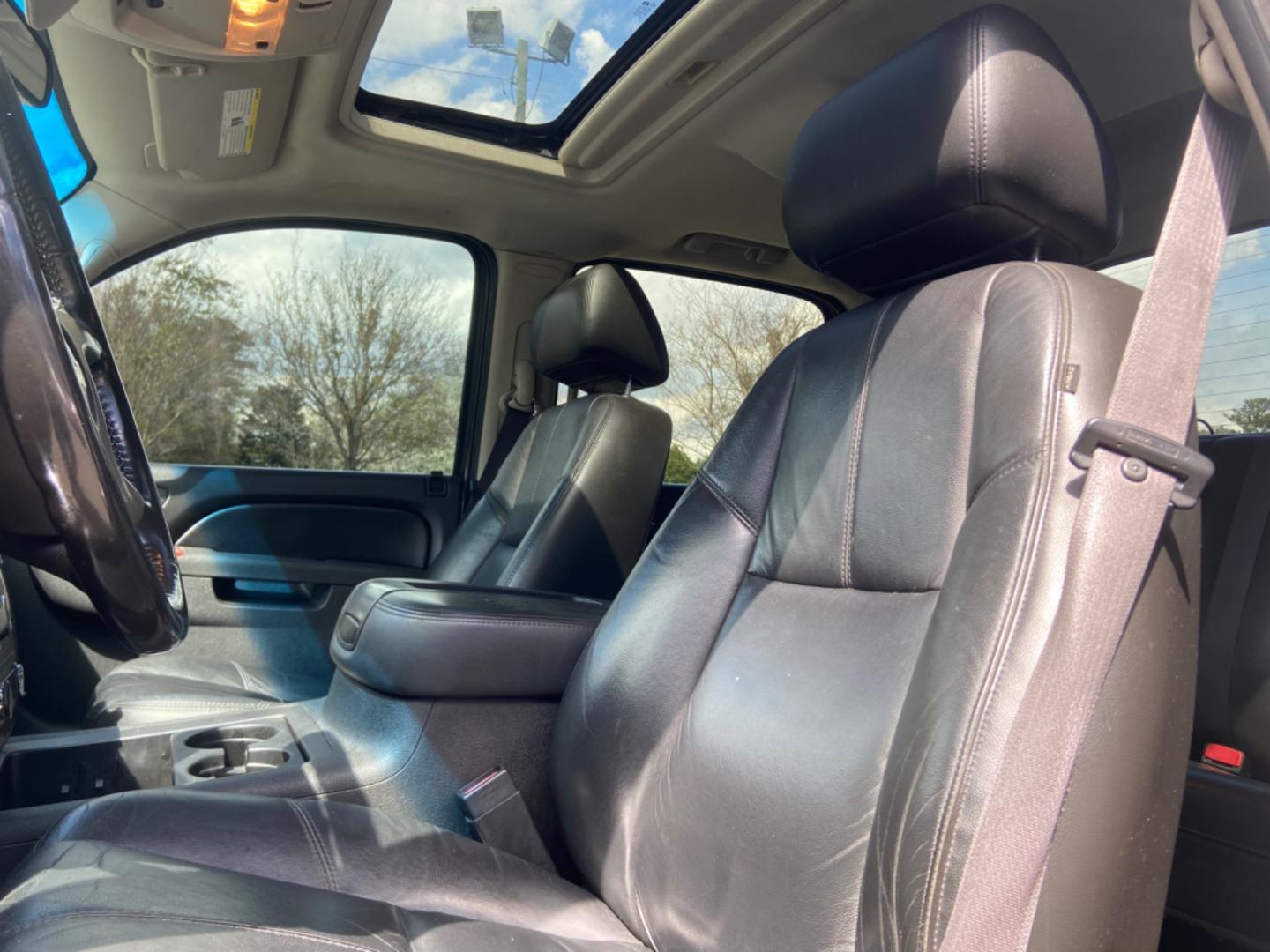 2011 WHITE CHEVROLET SILVERADO 1500 LTZ (3GCPKTE35BG) with an 5.3L engine, Automatic transmission, located at 5103 Dorchester Rd., Charleston, SC, 29418-5607, (843) 767-1122, 36.245171, -115.228050 - Leather, Sunroof, CD/AUX, OnStar, Dual Climate Control, Power Everything (windows, locks, seats, mirrors), Memory/Heated Seating, All-weather Mats, Keyless Entry, Running Boards, Tow Package, Chrome Wheels. Local Trade-in!! 164k miles Located at New Life Auto Sales! 2023 WINNER for Post & Courier's - Photo#8