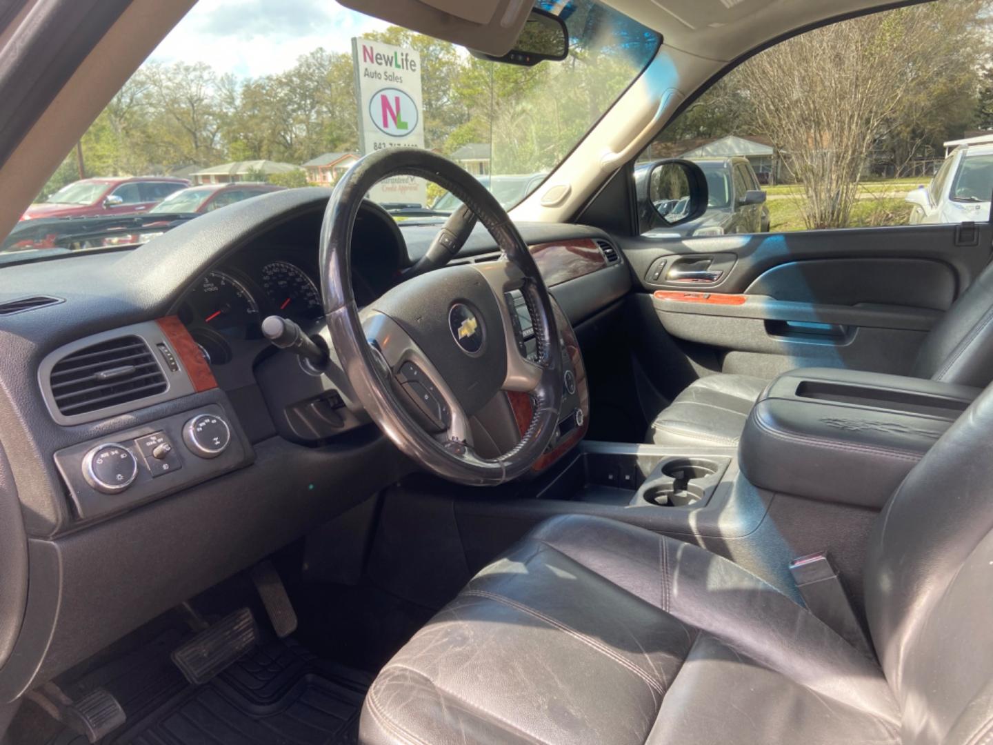 2011 WHITE CHEVROLET SILVERADO 1500 LTZ (3GCPKTE35BG) with an 5.3L engine, Automatic transmission, located at 5103 Dorchester Rd., Charleston, SC, 29418-5607, (843) 767-1122, 36.245171, -115.228050 - Leather, Sunroof, CD/AUX, OnStar, Dual Climate Control, Power Everything (windows, locks, seats, mirrors), Memory/Heated Seating, All-weather Mats, Keyless Entry, Running Boards, Tow Package, Chrome Wheels. Local Trade-in!! 164k miles Located at New Life Auto Sales! 2023 WINNER for Post & Courier's - Photo#9