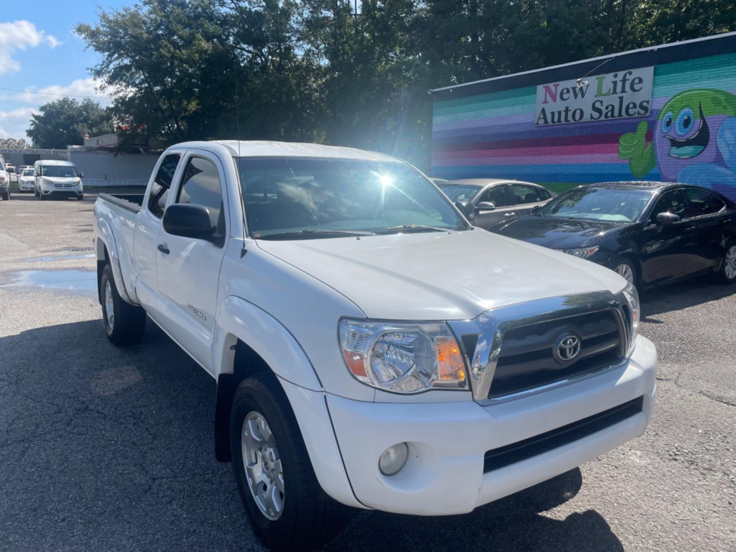 2010 WHITE TOYOTA TACOMA PRERUNNER ACCESS CAB (5TETU4GN2AZ) with an 4.0L engine, 5-Speed Manual transmission, located at 5103 Dorchester Rd., Charleston, SC, 29418-5607, (843) 767-1122, 36.245171, -115.228050 - Photo#0