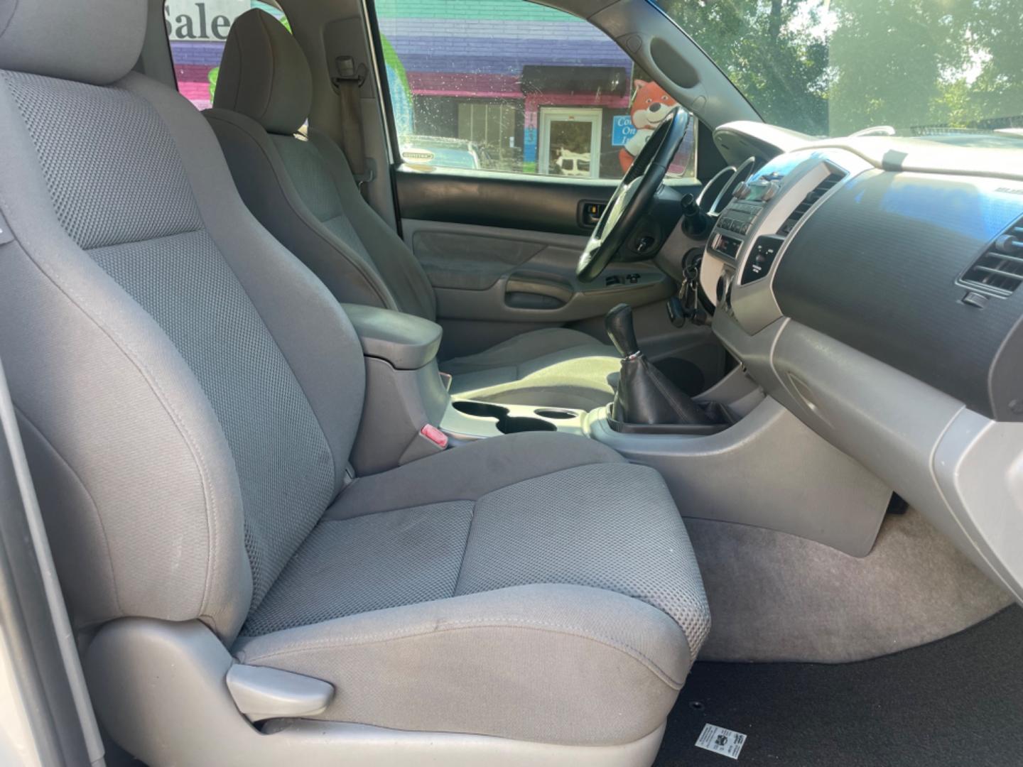 2010 WHITE TOYOTA TACOMA PRERUNNER ACCESS CAB (5TETU4GN2AZ) with an 4.0L engine, 5-Speed Manual transmission, located at 5103 Dorchester Rd., Charleston, SC, 29418-5607, (843) 767-1122, 36.245171, -115.228050 - Photo#9