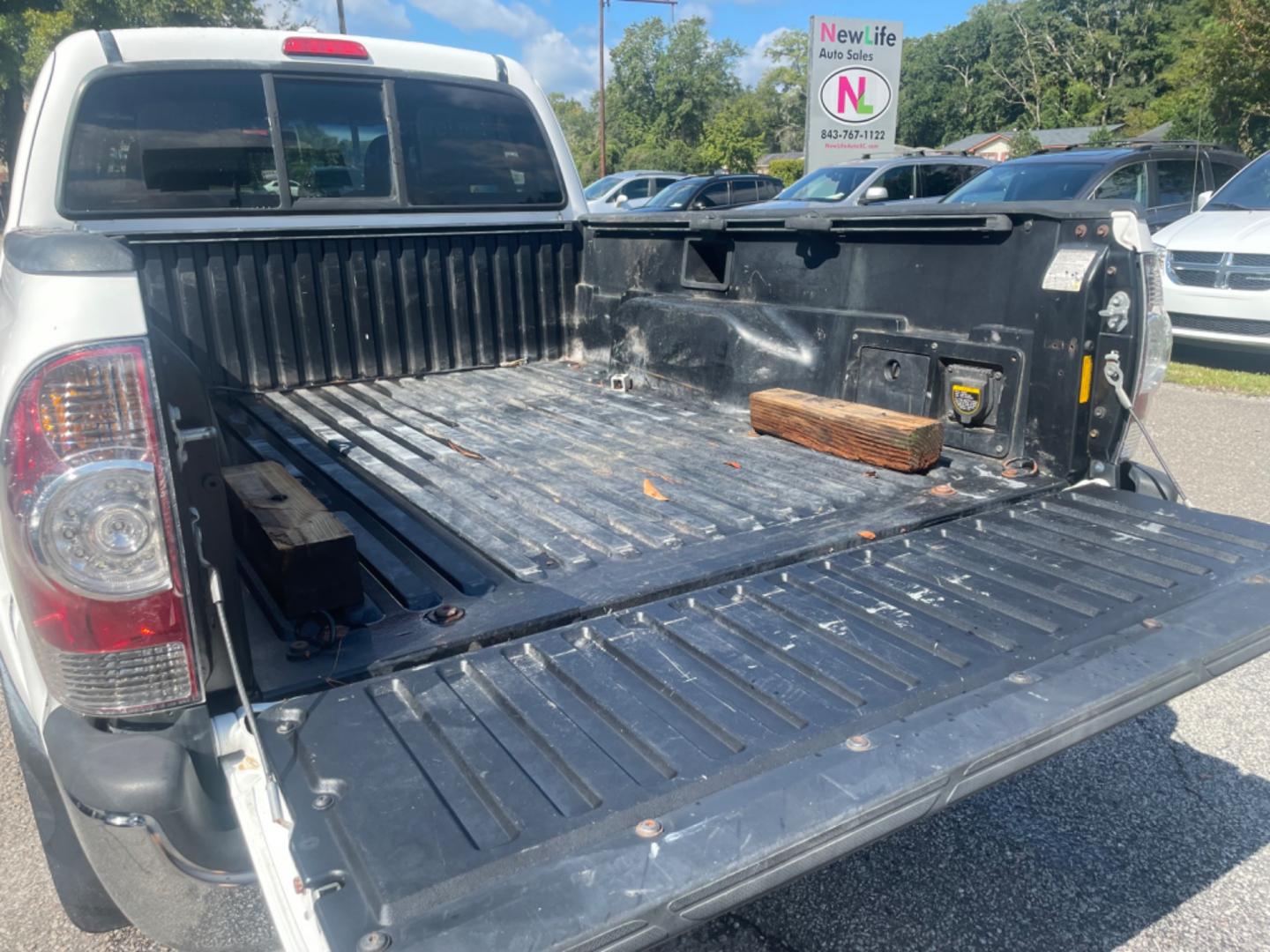 2010 WHITE TOYOTA TACOMA PRERUNNER ACCESS CAB (5TETU4GN2AZ) with an 4.0L engine, 5-Speed Manual transmission, located at 5103 Dorchester Rd., Charleston, SC, 29418-5607, (843) 767-1122, 36.245171, -115.228050 - Photo#12