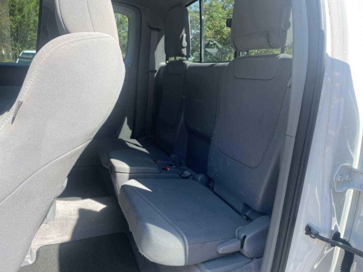 2010 WHITE TOYOTA TACOMA PRERUNNER ACCESS CAB (5TETU4GN2AZ) with an 4.0L engine, 5-Speed Manual transmission, located at 5103 Dorchester Rd., Charleston, SC, 29418-5607, (843) 767-1122, 36.245171, -115.228050 - Photo#13