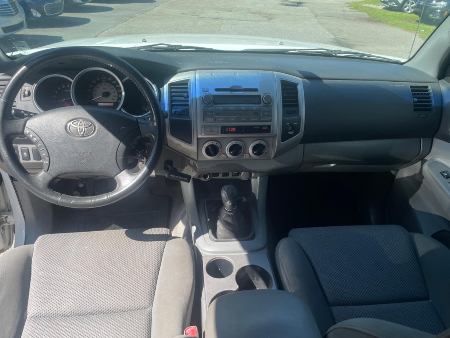 2010 WHITE TOYOTA TACOMA PRERUNNER ACCESS CAB (5TETU4GN2AZ) with an 4.0L engine, 5-Speed Manual transmission, located at 5103 Dorchester Rd., Charleston, SC, 29418-5607, (843) 767-1122, 36.245171, -115.228050 - Photo#14