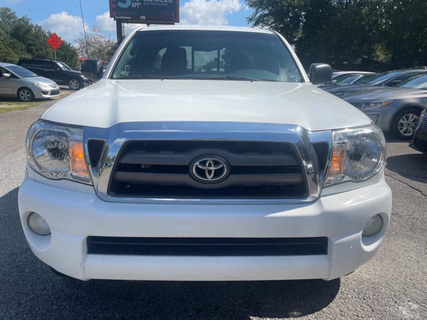 2010 WHITE TOYOTA TACOMA PRERUNNER ACCESS CAB (5TETU4GN2AZ) with an 4.0L engine, 5-Speed Manual transmission, located at 5103 Dorchester Rd., Charleston, SC, 29418-5607, (843) 767-1122, 36.245171, -115.228050 - Photo#1