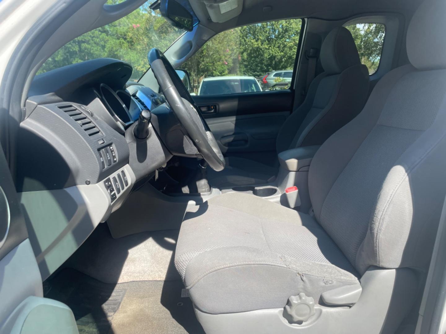 2010 WHITE TOYOTA TACOMA PRERUNNER ACCESS CAB (5TETU4GN2AZ) with an 4.0L engine, 5-Speed Manual transmission, located at 5103 Dorchester Rd., Charleston, SC, 29418-5607, (843) 767-1122, 36.245171, -115.228050 - Photo#19