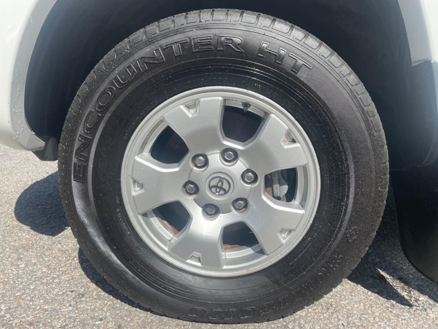 2010 WHITE TOYOTA TACOMA PRERUNNER ACCESS CAB (5TETU4GN2AZ) with an 4.0L engine, 5-Speed Manual transmission, located at 5103 Dorchester Rd., Charleston, SC, 29418-5607, (843) 767-1122, 36.245171, -115.228050 - Photo#20