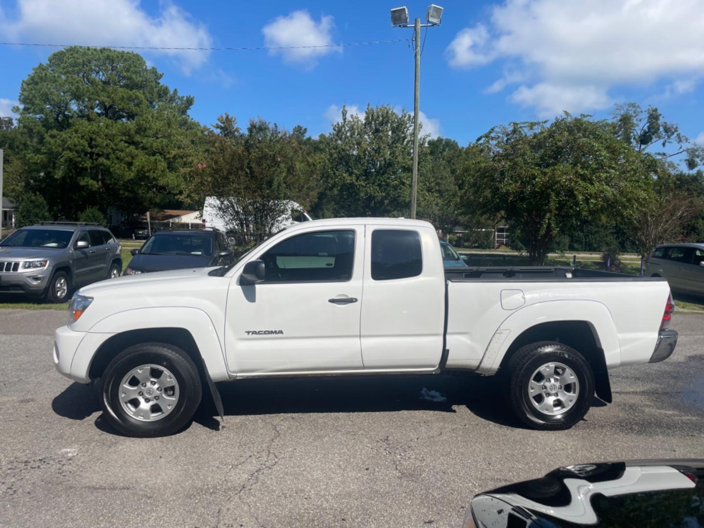 2010 WHITE TOYOTA TACOMA PRERUNNER ACCESS CAB (5TETU4GN2AZ) with an 4.0L engine, 5-Speed Manual transmission, located at 5103 Dorchester Rd., Charleston, SC, 29418-5607, (843) 767-1122, 36.245171, -115.228050 - Photo#3