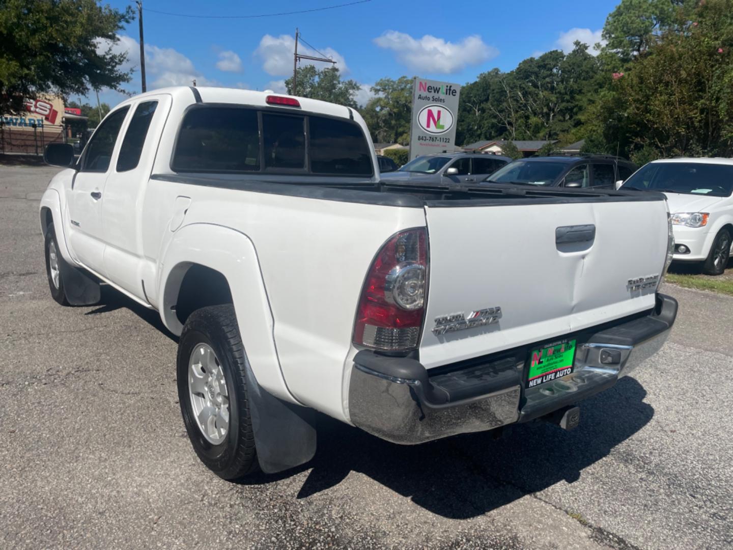 2010 WHITE TOYOTA TACOMA PRERUNNER ACCESS CAB (5TETU4GN2AZ) with an 4.0L engine, 5-Speed Manual transmission, located at 5103 Dorchester Rd., Charleston, SC, 29418-5607, (843) 767-1122, 36.245171, -115.228050 - Photo#4