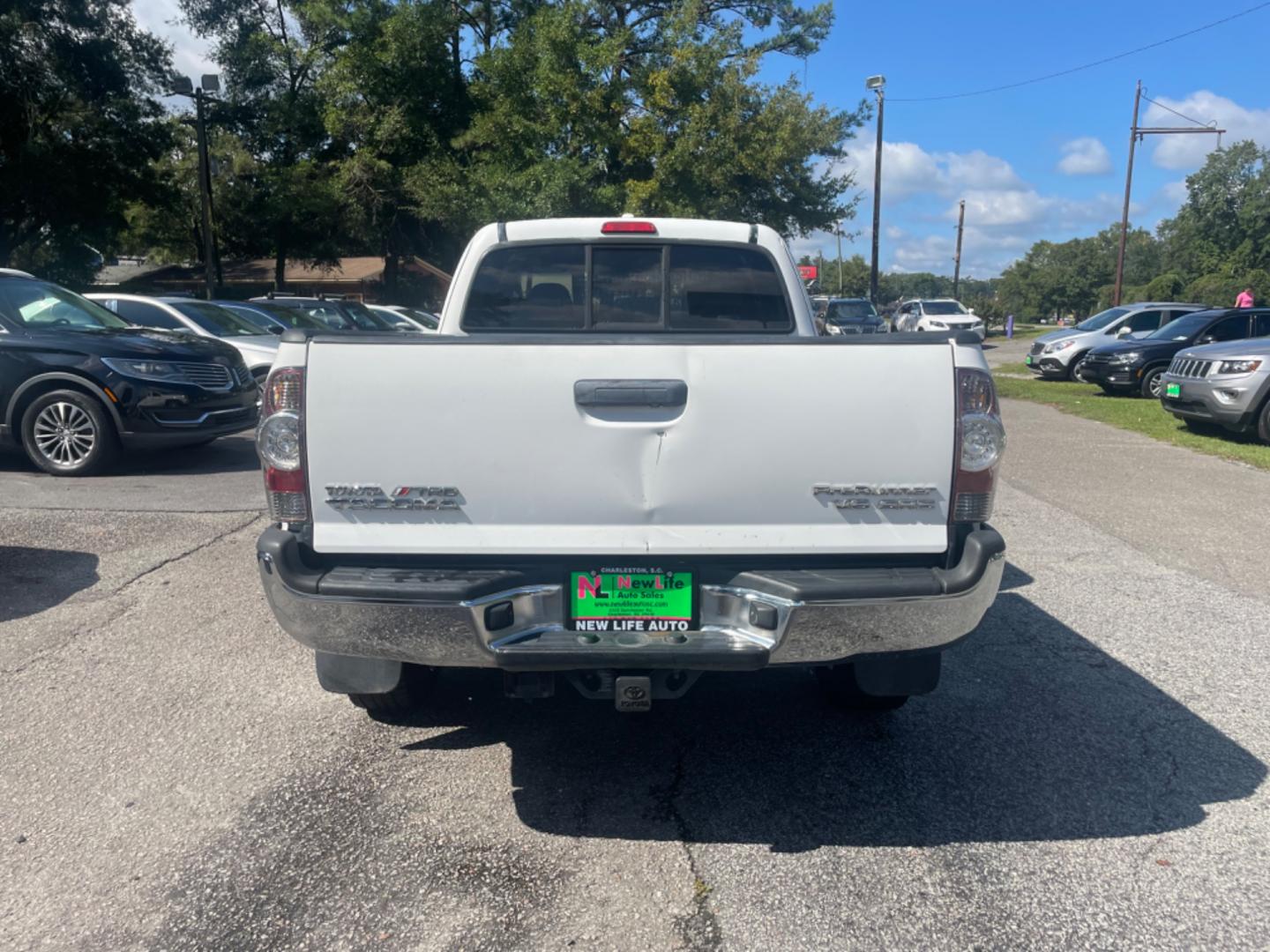 2010 WHITE TOYOTA TACOMA PRERUNNER ACCESS CAB (5TETU4GN2AZ) with an 4.0L engine, 5-Speed Manual transmission, located at 5103 Dorchester Rd., Charleston, SC, 29418-5607, (843) 767-1122, 36.245171, -115.228050 - Photo#5