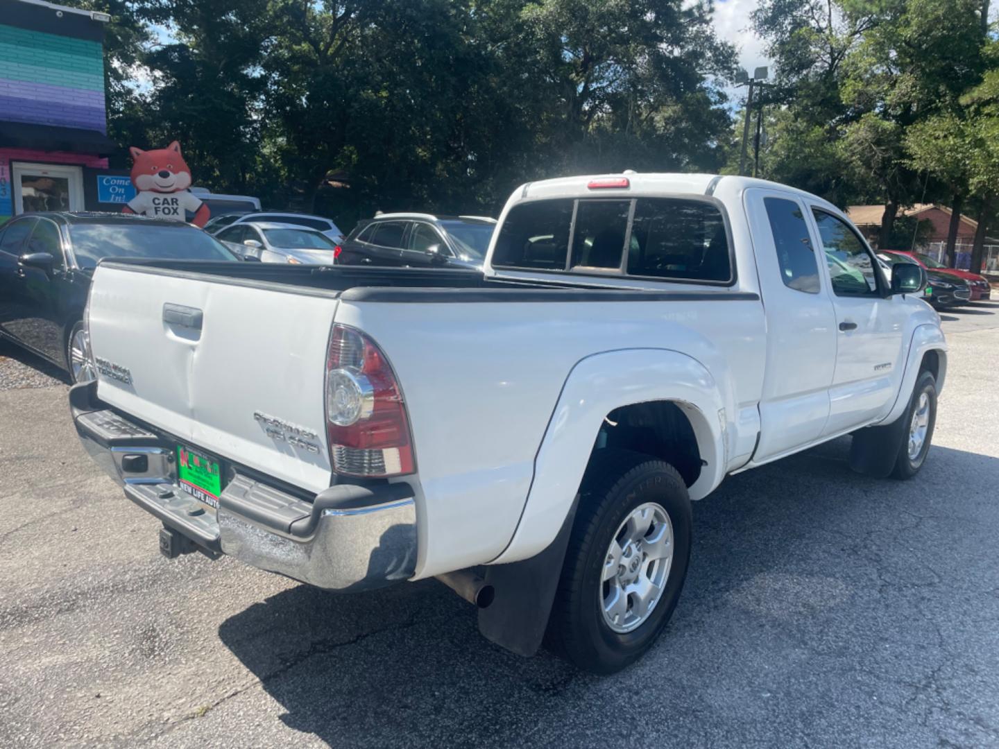 2010 WHITE TOYOTA TACOMA PRERUNNER ACCESS CAB (5TETU4GN2AZ) with an 4.0L engine, 5-Speed Manual transmission, located at 5103 Dorchester Rd., Charleston, SC, 29418-5607, (843) 767-1122, 36.245171, -115.228050 - Photo#6