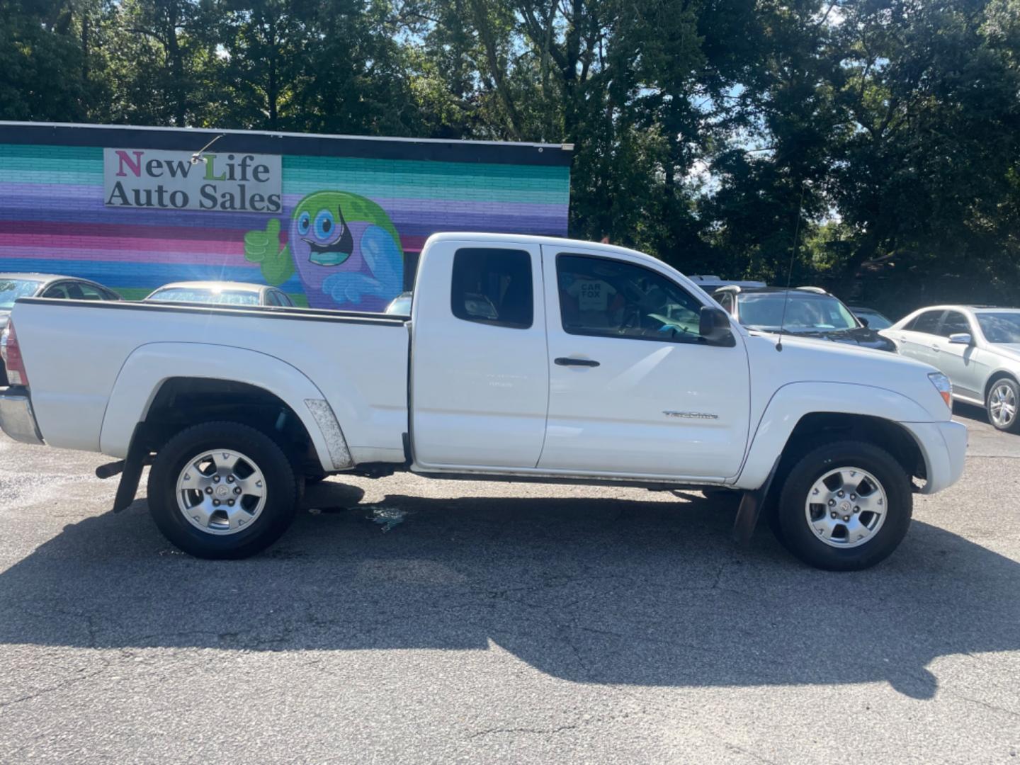 2010 WHITE TOYOTA TACOMA PRERUNNER ACCESS CAB (5TETU4GN2AZ) with an 4.0L engine, 5-Speed Manual transmission, located at 5103 Dorchester Rd., Charleston, SC, 29418-5607, (843) 767-1122, 36.245171, -115.228050 - Photo#7