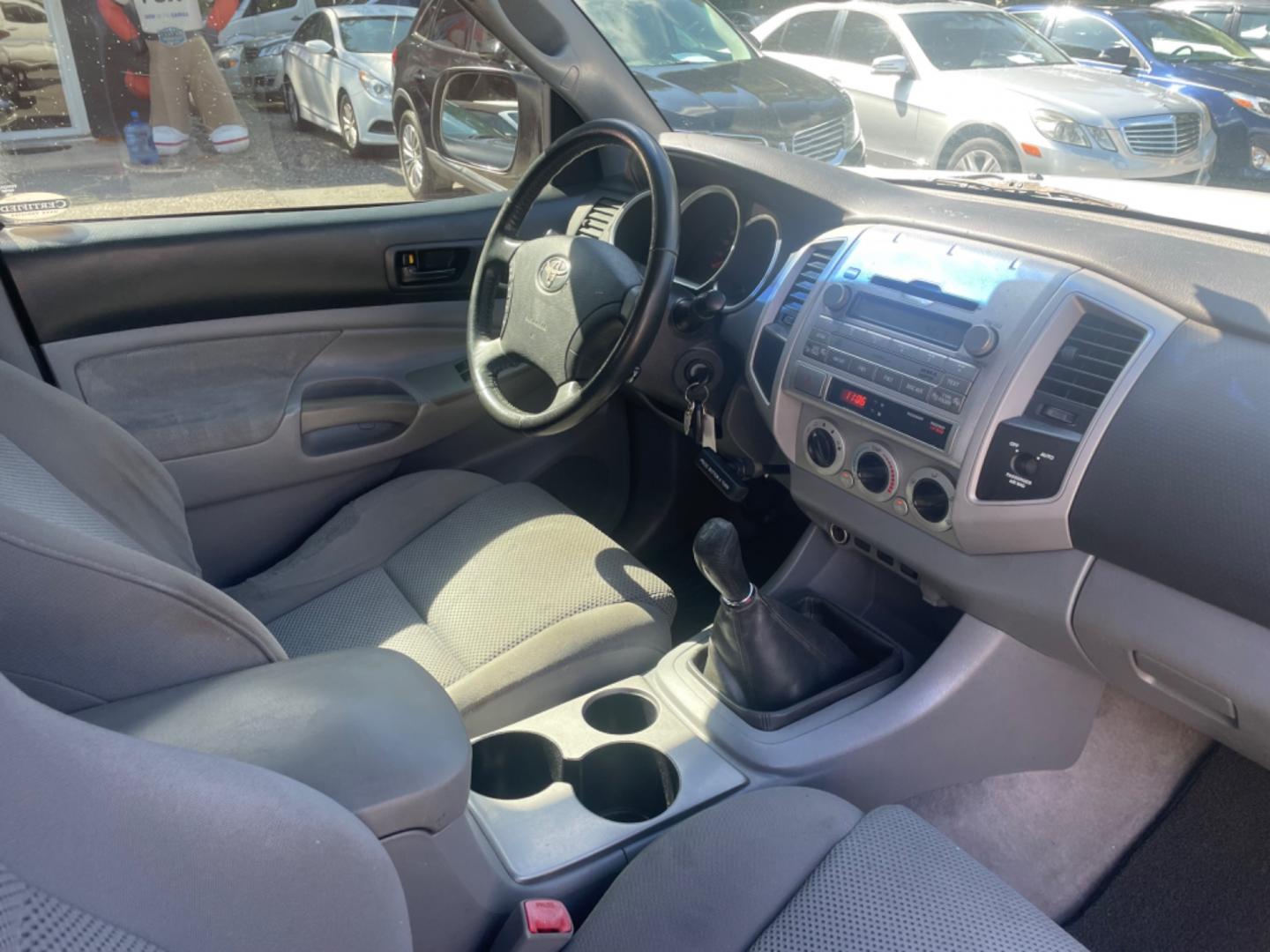 2010 WHITE TOYOTA TACOMA PRERUNNER ACCESS CAB (5TETU4GN2AZ) with an 4.0L engine, 5-Speed Manual transmission, located at 5103 Dorchester Rd., Charleston, SC, 29418-5607, (843) 767-1122, 36.245171, -115.228050 - Photo#8