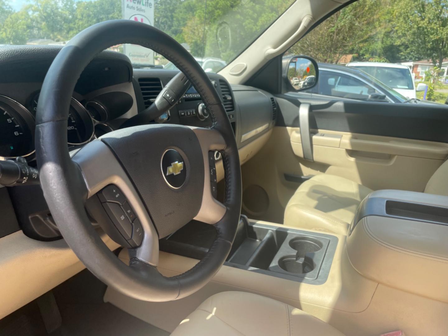 2011 GRAY CHEVROLET SILVERADO 1500 LT (3GCPKSE3XBG) with an 5.3L engine, Automatic transmission, located at 5103 Dorchester Rd., Charleston, SC, 29418-5607, (843) 767-1122, 36.245171, -115.228050 - Photo#20