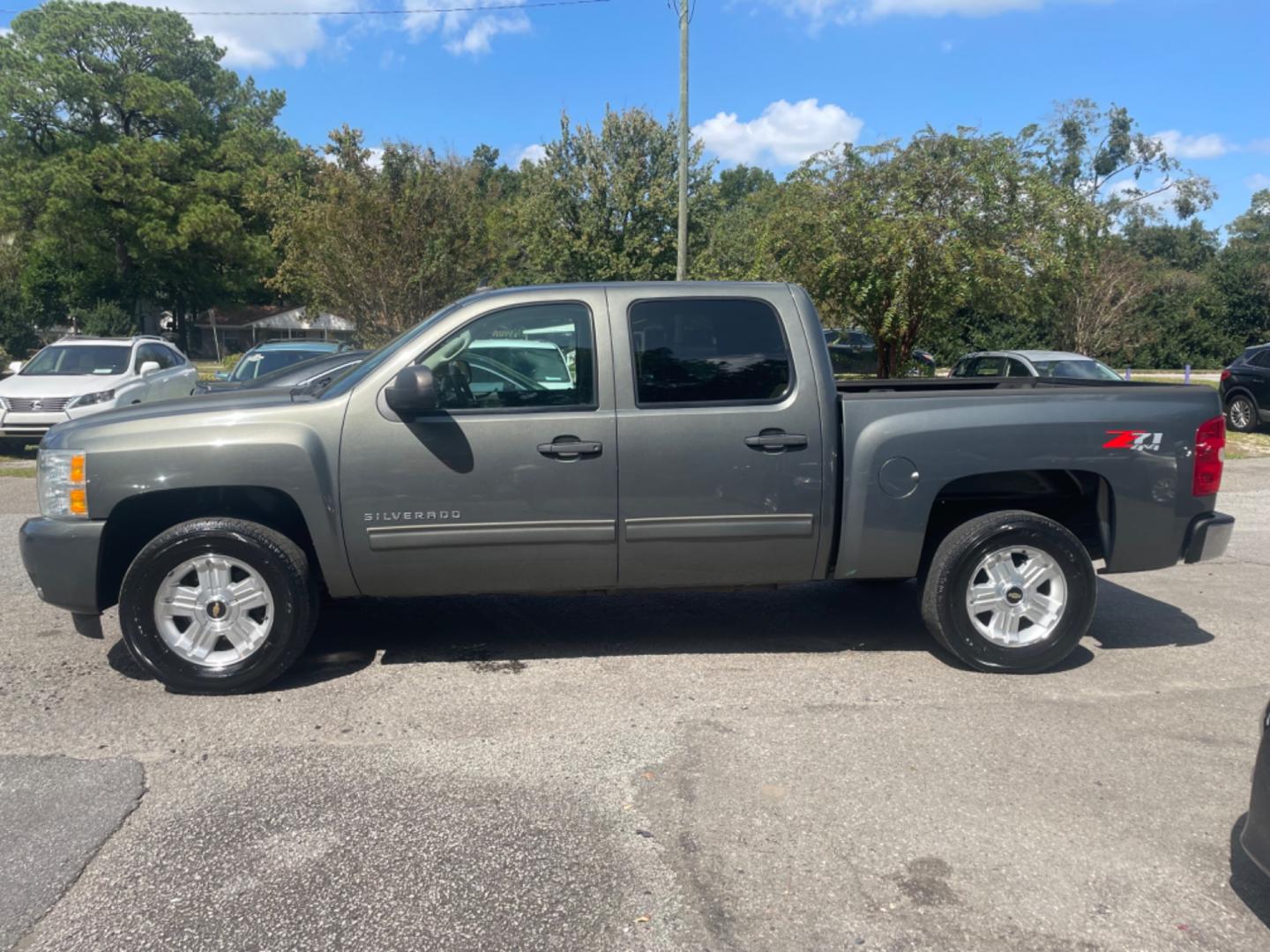 2011 GRAY CHEVROLET SILVERADO 1500 LT (3GCPKSE3XBG) with an 5.3L engine, Automatic transmission, located at 5103 Dorchester Rd., Charleston, SC, 29418-5607, (843) 767-1122, 36.245171, -115.228050 - Photo#3