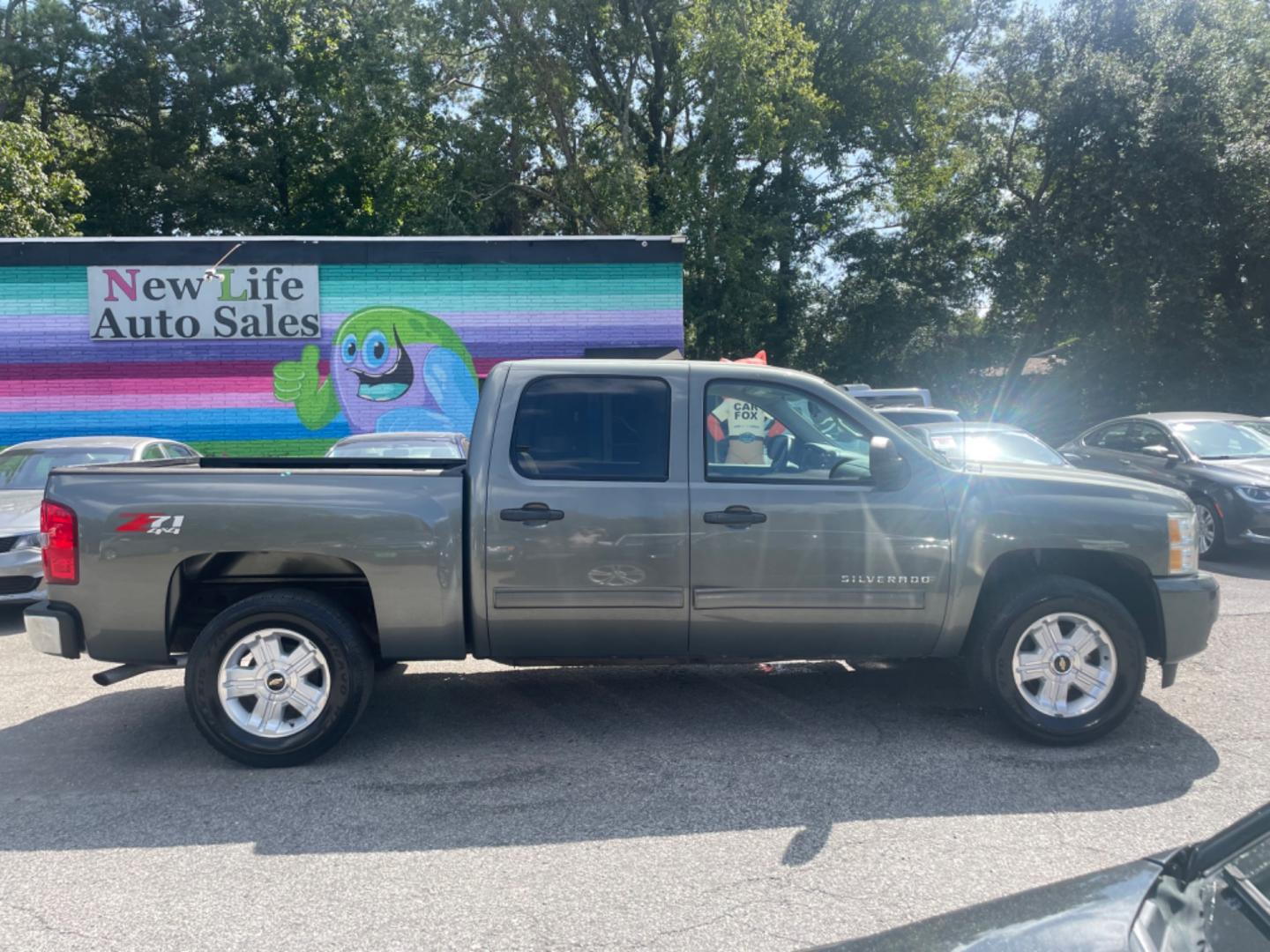 2011 GRAY CHEVROLET SILVERADO 1500 LT (3GCPKSE3XBG) with an 5.3L engine, Automatic transmission, located at 5103 Dorchester Rd., Charleston, SC, 29418-5607, (843) 767-1122, 36.245171, -115.228050 - Photo#7