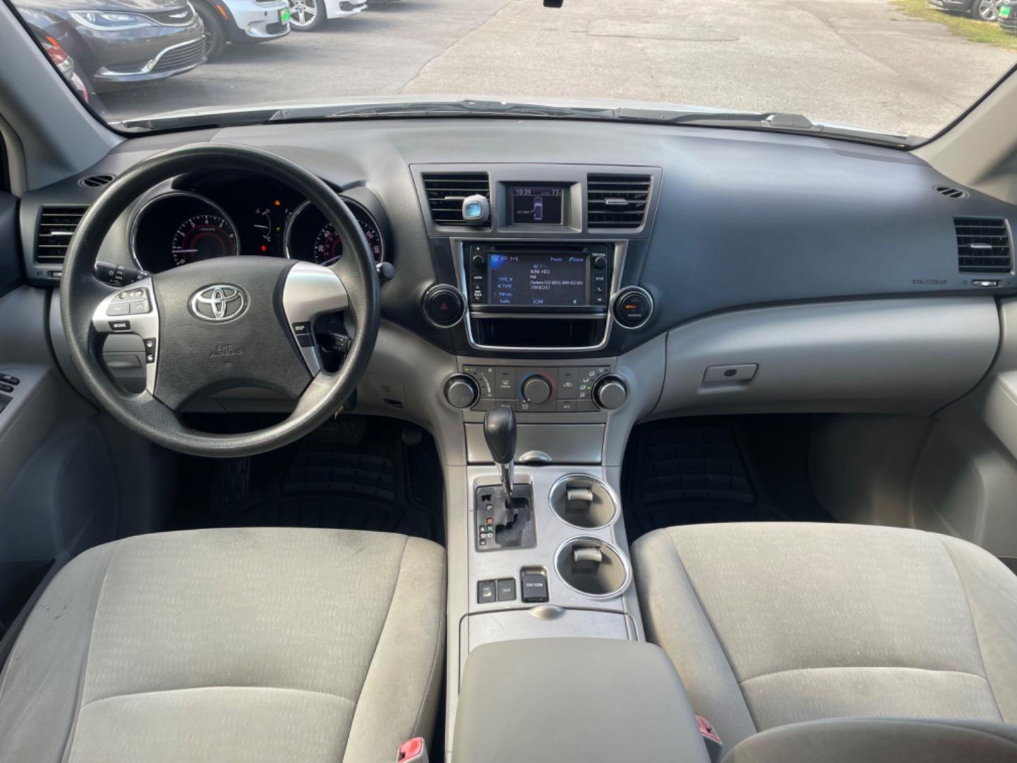 2013 SILVER TOYOTA HIGHLANDER BASE (5TDBK3EH4DS) with an 3.5L engine, Automatic transmission, located at 5103 Dorchester Rd., Charleston, SC, 29418-5607, (843) 767-1122, 36.245171, -115.228050 - Photo#18