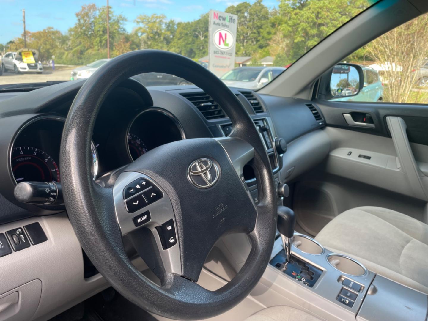 2013 SILVER TOYOTA HIGHLANDER BASE (5TDBK3EH4DS) with an 3.5L engine, Automatic transmission, located at 5103 Dorchester Rd., Charleston, SC, 29418-5607, (843) 767-1122, 36.245171, -115.228050 - Photo#22