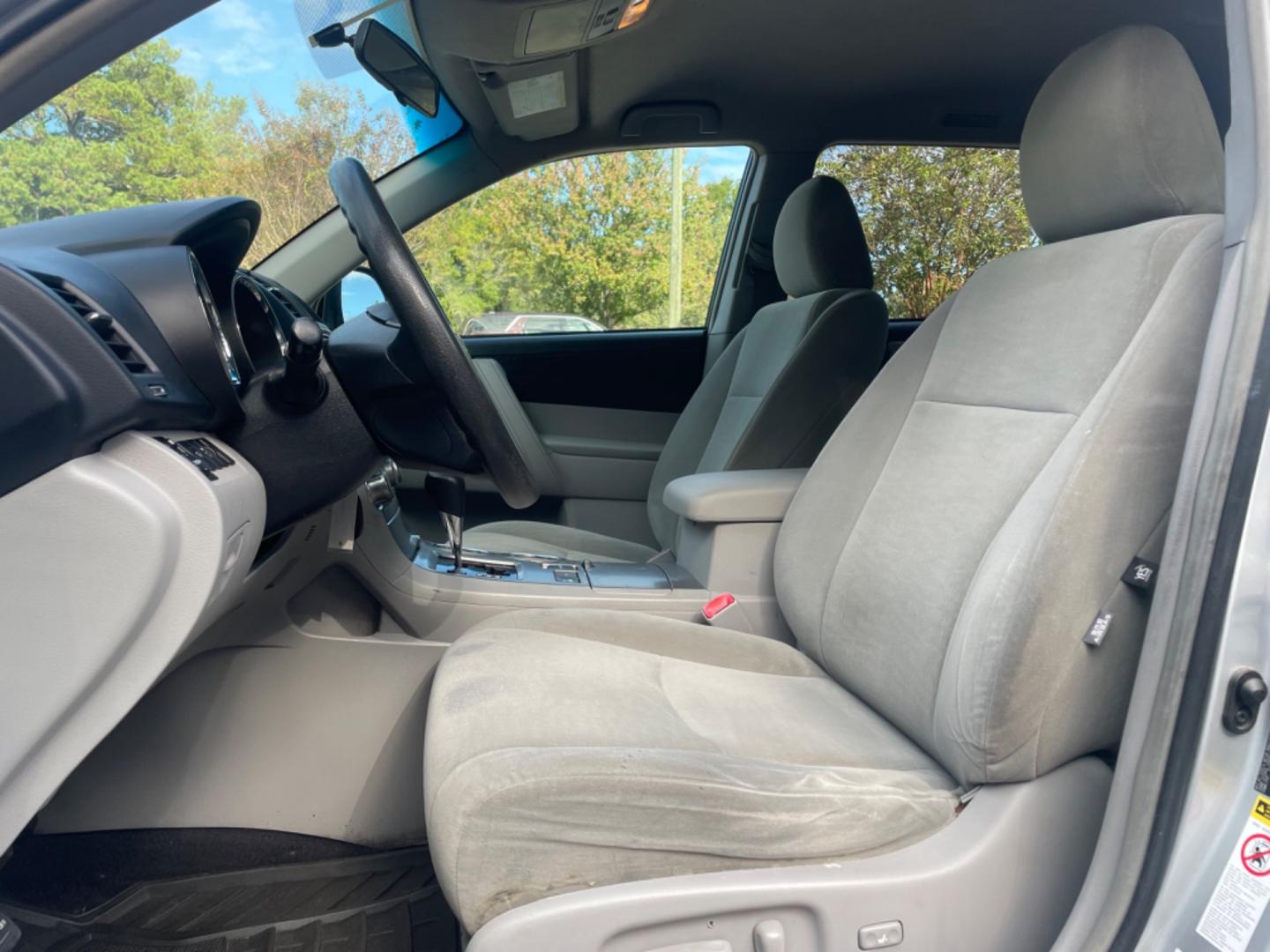 2013 SILVER TOYOTA HIGHLANDER BASE (5TDBK3EH4DS) with an 3.5L engine, Automatic transmission, located at 5103 Dorchester Rd., Charleston, SC, 29418-5607, (843) 767-1122, 36.245171, -115.228050 - Photo#23