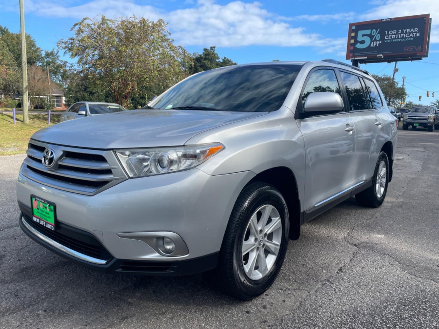 2013 SILVER TOYOTA HIGHLANDER BASE (5TDBK3EH4DS) with an 3.5L engine, Automatic transmission, located at 5103 Dorchester Rd., Charleston, SC, 29418-5607, (843) 767-1122, 36.245171, -115.228050 - Photo#2