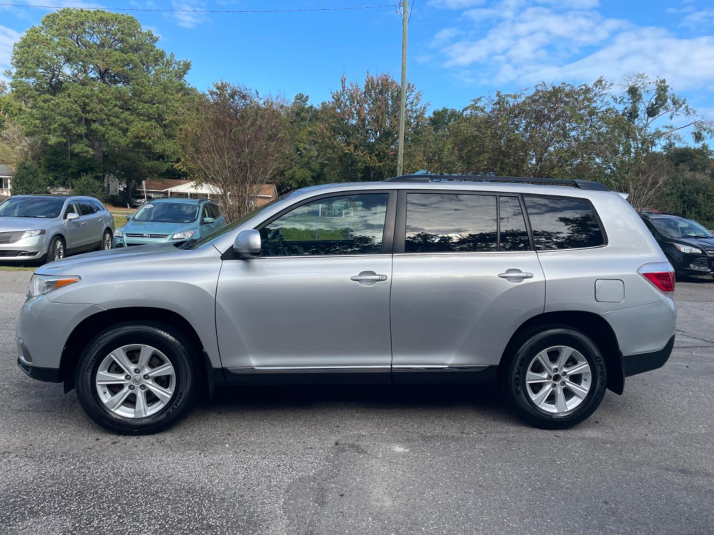 2013 SILVER TOYOTA HIGHLANDER BASE (5TDBK3EH4DS) with an 3.5L engine, Automatic transmission, located at 5103 Dorchester Rd., Charleston, SC, 29418-5607, (843) 767-1122, 36.245171, -115.228050 - Photo#3