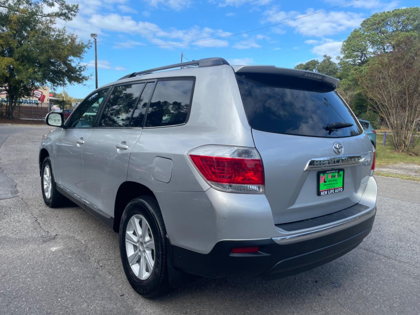 2013 SILVER TOYOTA HIGHLANDER BASE (5TDBK3EH4DS) with an 3.5L engine, Automatic transmission, located at 5103 Dorchester Rd., Charleston, SC, 29418-5607, (843) 767-1122, 36.245171, -115.228050 - Photo#4