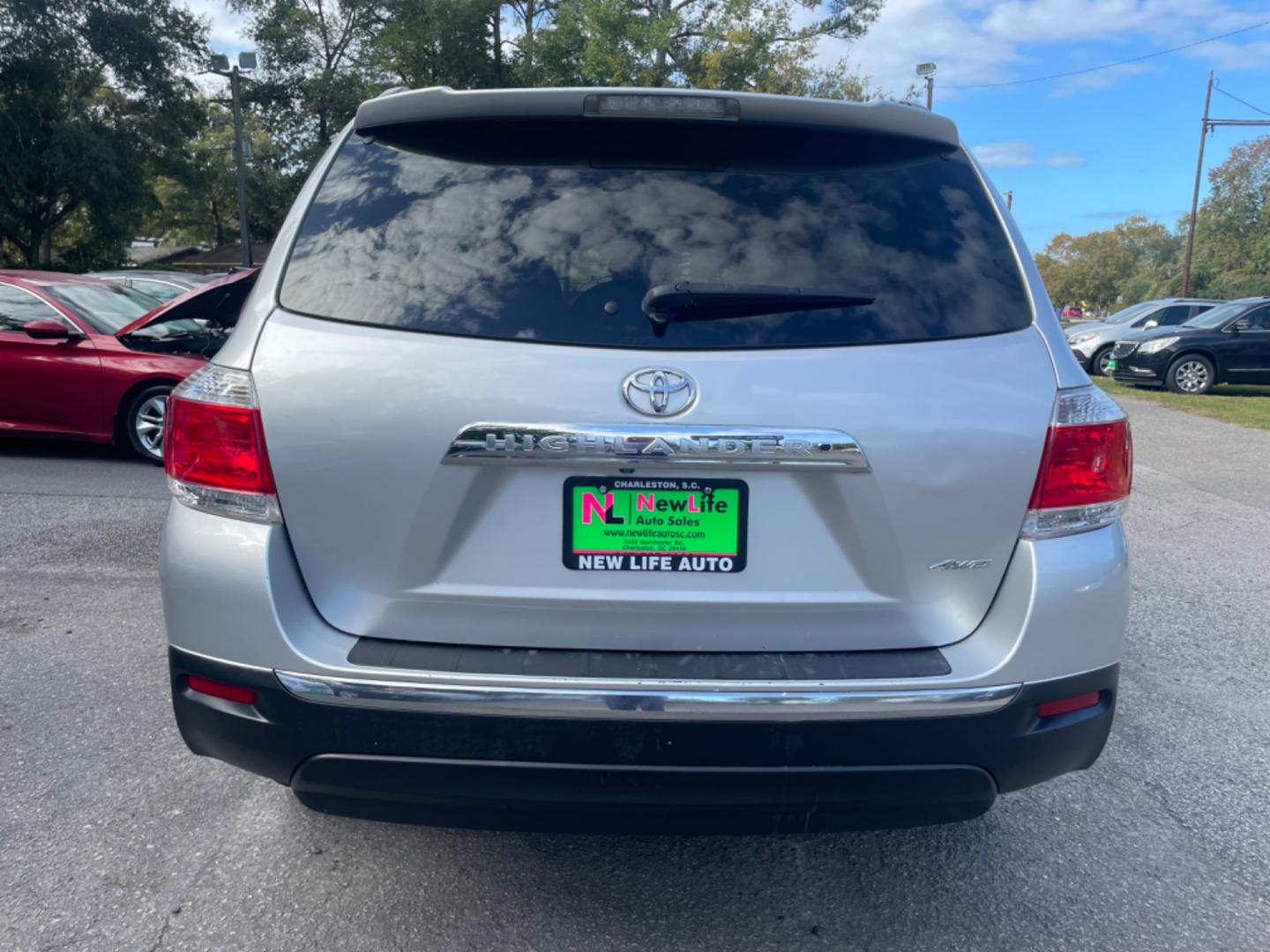 2013 SILVER TOYOTA HIGHLANDER BASE (5TDBK3EH4DS) with an 3.5L engine, Automatic transmission, located at 5103 Dorchester Rd., Charleston, SC, 29418-5607, (843) 767-1122, 36.245171, -115.228050 - Photo#5