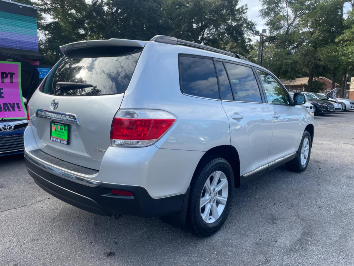 2013 SILVER TOYOTA HIGHLANDER BASE (5TDBK3EH4DS) with an 3.5L engine, Automatic transmission, located at 5103 Dorchester Rd., Charleston, SC, 29418-5607, (843) 767-1122, 36.245171, -115.228050 - Photo#6