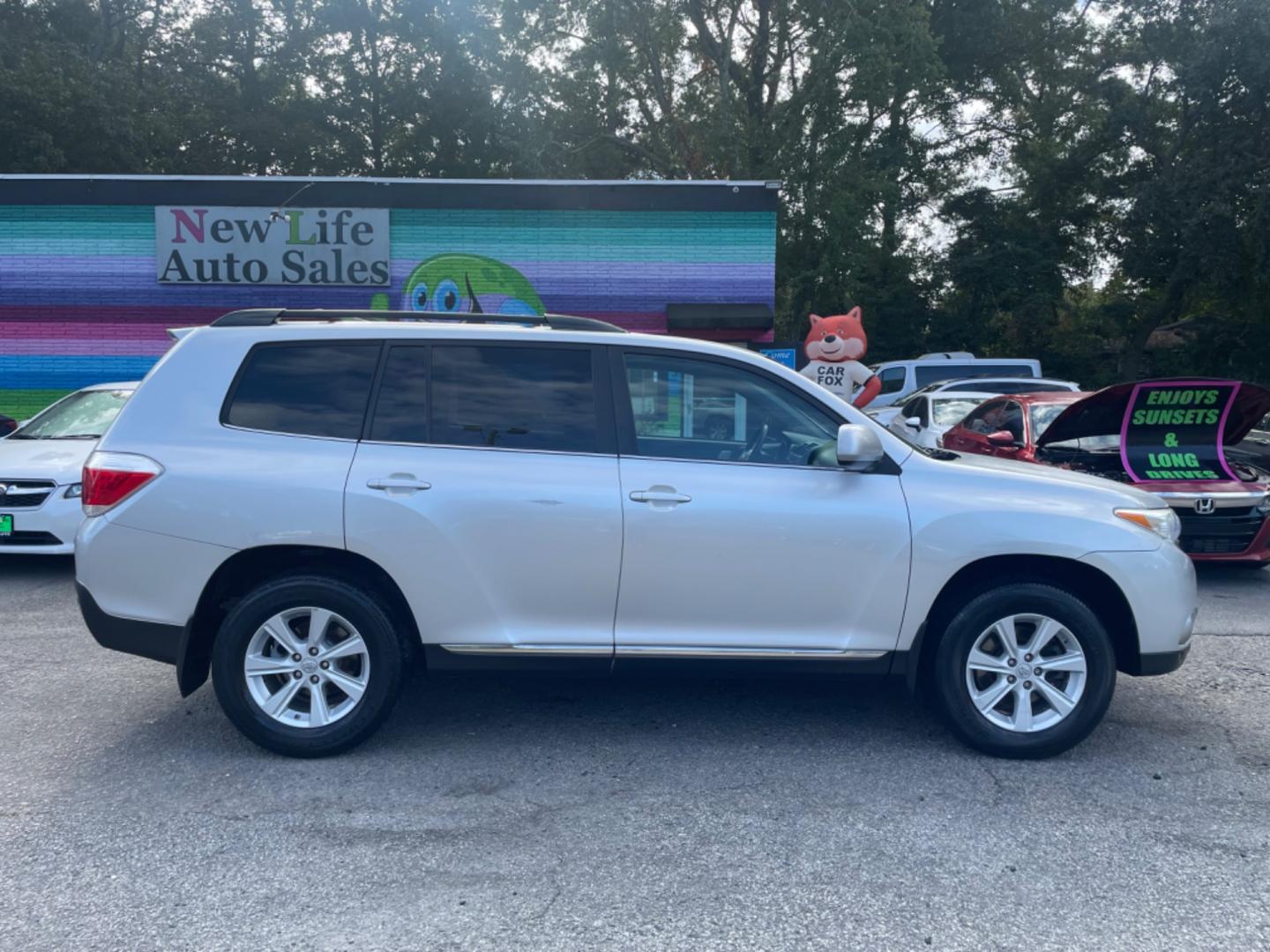 2013 SILVER TOYOTA HIGHLANDER BASE (5TDBK3EH4DS) with an 3.5L engine, Automatic transmission, located at 5103 Dorchester Rd., Charleston, SC, 29418-5607, (843) 767-1122, 36.245171, -115.228050 - Photo#7