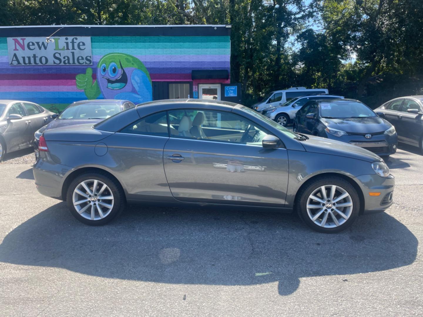 2012 GRAY VOLKSWAGEN EOS KOMFORT (WVWBW7AH9CV) with an 2.0L engine, Automatic transmission, located at 5103 Dorchester Rd., Charleston, SC, 29418-5607, (843) 767-1122, 36.245171, -115.228050 - Photo#20