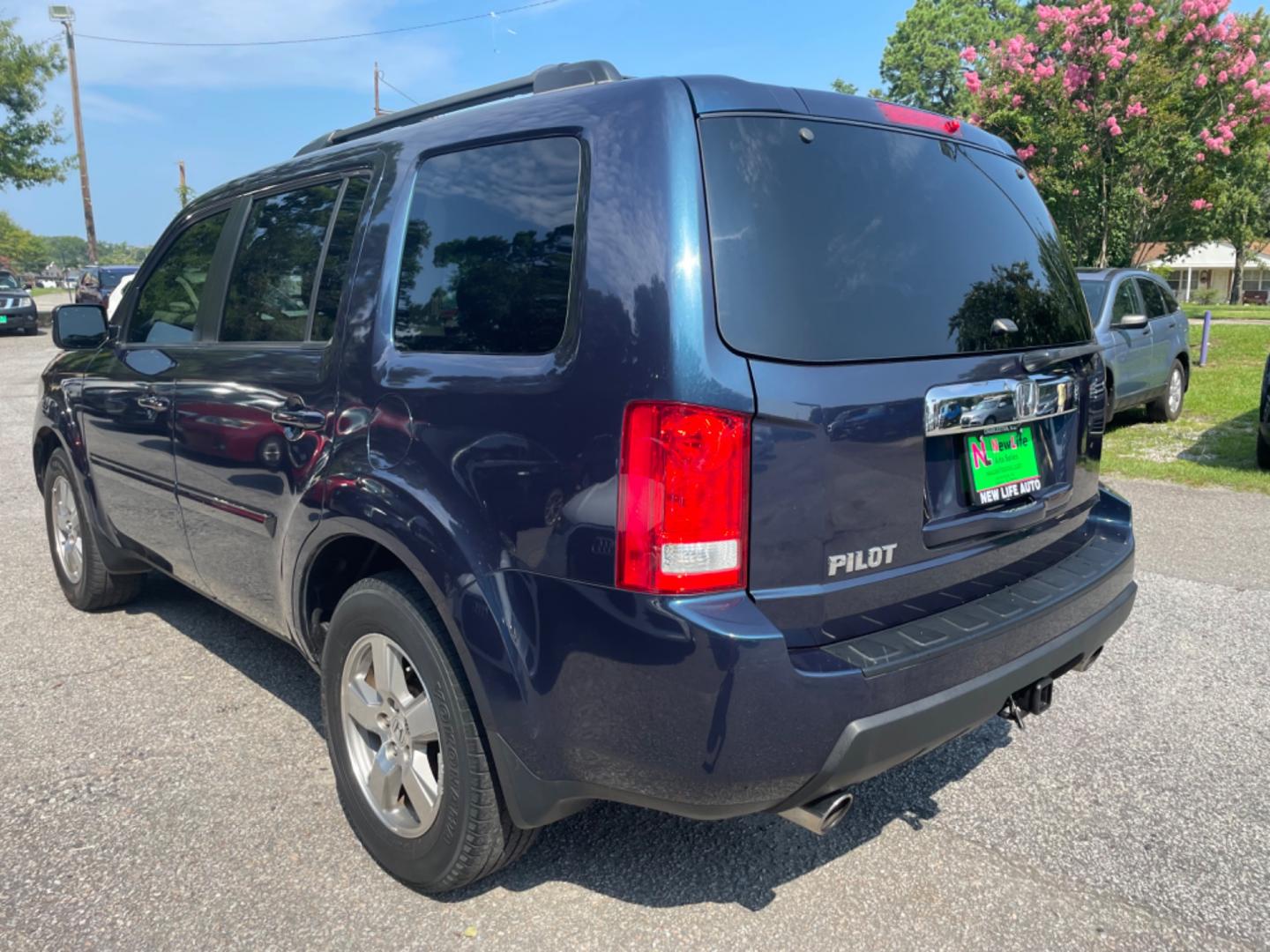 2011 BLUE HONDA PILOT EX-L W/DVD (5FNYF3H66BB) with an 3.5L engine, Automatic transmission, located at 5103 Dorchester Rd., Charleston, SC, 29418-5607, (843) 767-1122, 36.245171, -115.228050 - Photo#4