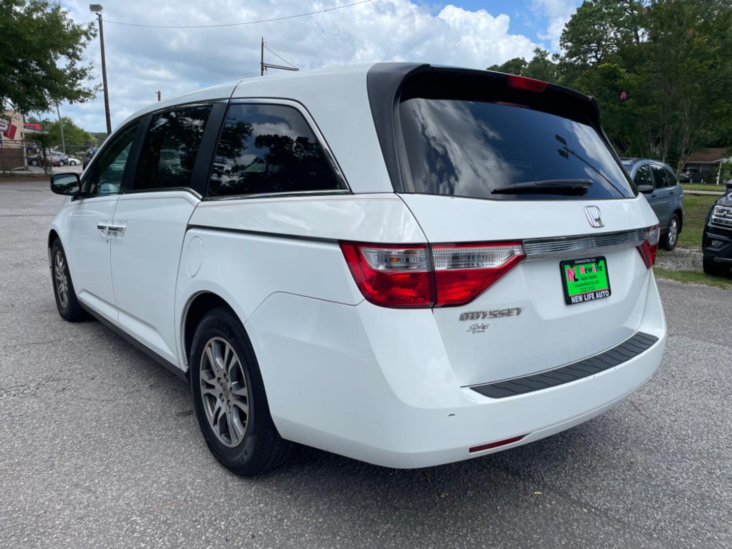 2012 WHITE HONDA ODYSSEY EX (5FNRL5H42CB) with an 3.5L engine, Automatic transmission, located at 5103 Dorchester Rd., Charleston, SC, 29418-5607, (843) 767-1122, 36.245171, -115.228050 - Spacious & Clean Interior with CD/AUX/Radio, Hands-free Phone, Dual Climate Control, Power Everything (windows, locks, driver seat, mirrors), Power Sliding Doors, Rear In-door Sunshades, Rear Climate Control, Keyless Entry, Alloy Wheels, Seating for 8! Clean CarFax (no accidents reported!) Local Tra - Photo#4