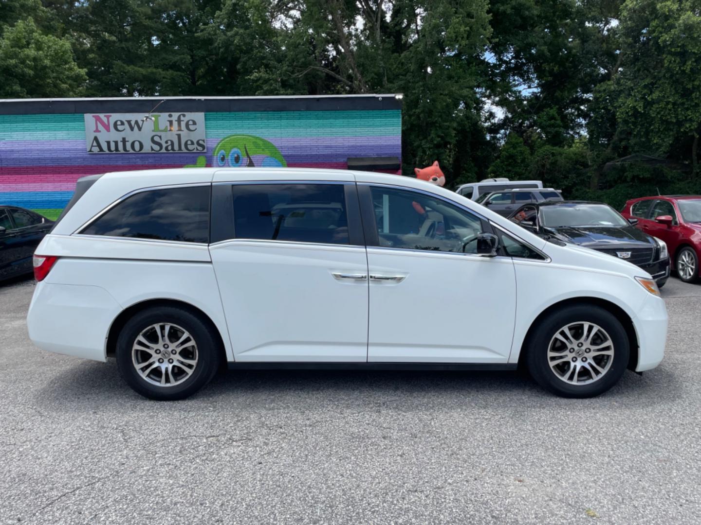 2012 WHITE HONDA ODYSSEY EX (5FNRL5H42CB) with an 3.5L engine, Automatic transmission, located at 5103 Dorchester Rd., Charleston, SC, 29418-5607, (843) 767-1122, 36.245171, -115.228050 - Spacious & Clean Interior with CD/AUX/Radio, Hands-free Phone, Dual Climate Control, Power Everything (windows, locks, driver seat, mirrors), Power Sliding Doors, Rear In-door Sunshades, Rear Climate Control, Keyless Entry, Alloy Wheels, Seating for 8! Clean CarFax (no accidents reported!) Local Tra - Photo#7