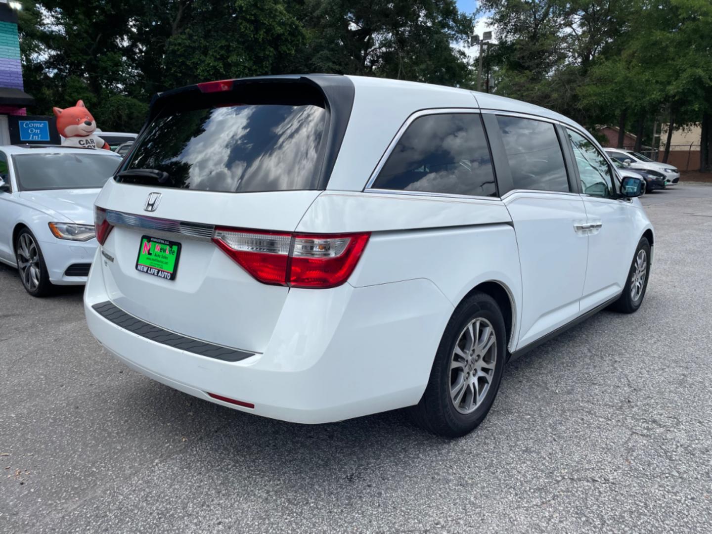 2012 WHITE HONDA ODYSSEY EX (5FNRL5H42CB) with an 3.5L engine, Automatic transmission, located at 5103 Dorchester Rd., Charleston, SC, 29418-5607, (843) 767-1122, 36.245171, -115.228050 - Spacious & Clean Interior with CD/AUX/Radio, Hands-free Phone, Dual Climate Control, Power Everything (windows, locks, driver seat, mirrors), Power Sliding Doors, Rear In-door Sunshades, Rear Climate Control, Keyless Entry, Alloy Wheels, Seating for 8! Clean CarFax (no accidents reported!) Local Tra - Photo#6