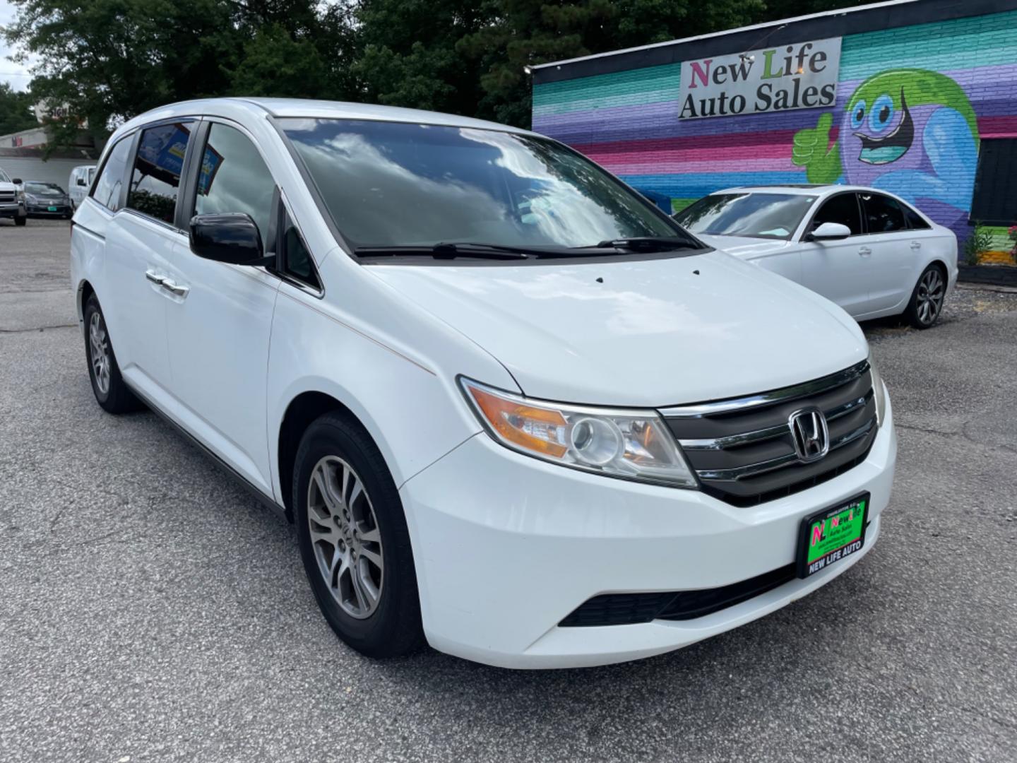 2012 WHITE HONDA ODYSSEY EX (5FNRL5H42CB) with an 3.5L engine, Automatic transmission, located at 5103 Dorchester Rd., Charleston, SC, 29418-5607, (843) 767-1122, 36.245171, -115.228050 - Spacious & Clean Interior with CD/AUX/Radio, Hands-free Phone, Dual Climate Control, Power Everything (windows, locks, driver seat, mirrors), Power Sliding Doors, Rear In-door Sunshades, Rear Climate Control, Keyless Entry, Alloy Wheels, Seating for 8! Clean CarFax (no accidents reported!) Local Tra - Photo#0