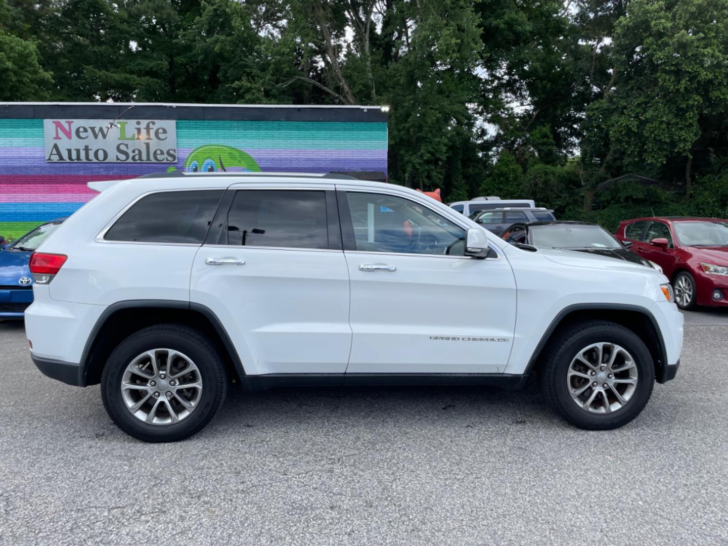 2014 WHITE JEEP GRAND CHEROKEE LIMITED (1C4RJFBG4EC) with an 3.6L engine, Automatic transmission, located at 5103 Dorchester Rd., Charleston, SC, 29418-5607, (843) 767-1122, 36.245171, -115.228050 - Local Trade-in with Leather, Sunroof, Navigation, Backup Camera, Bluetooth/AUX/Radio, Dual Climate Control, Power Everything (windows, locks, seats, mirrors), Heated/Memory Seats, Heated Steering Wheel, Power Liftgate, Rear Power Inverter, Rear Heated Seats, Push Button Start, Keyless Entry, Alloy W - Photo#7