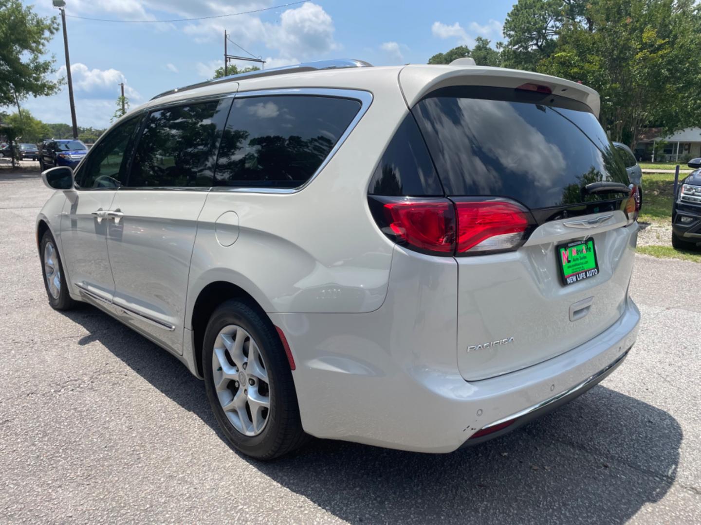 2017 WHITE CHRYSLER PACIFICA TOURING-L PLUS (2C4RC1EG5HR) with an 3.6L engine, Automatic transmission, located at 5103 Dorchester Rd., Charleston, SC, 29418-5607, (843) 767-1122, 36.245171, -115.228050 - Photo#3