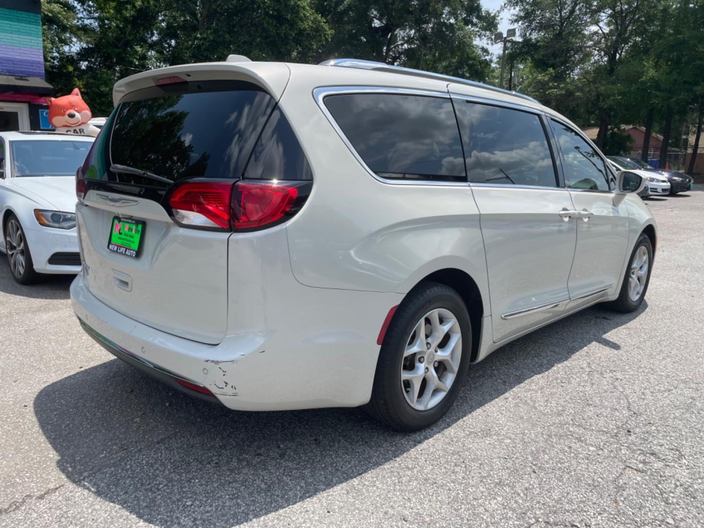 2017 WHITE CHRYSLER PACIFICA TOURING-L PLUS (2C4RC1EG5HR) with an 3.6L engine, Automatic transmission, located at 5103 Dorchester Rd., Charleston, SC, 29418-5607, (843) 767-1122, 36.245171, -115.228050 - Photo#5