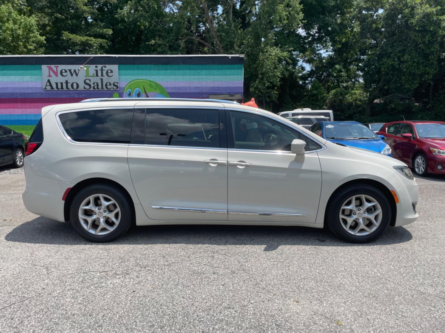 2017 WHITE CHRYSLER PACIFICA TOURING-L PLUS (2C4RC1EG5HR) with an 3.6L engine, Automatic transmission, located at 5103 Dorchester Rd., Charleston, SC, 29418-5607, (843) 767-1122, 36.245171, -115.228050 - Photo#6