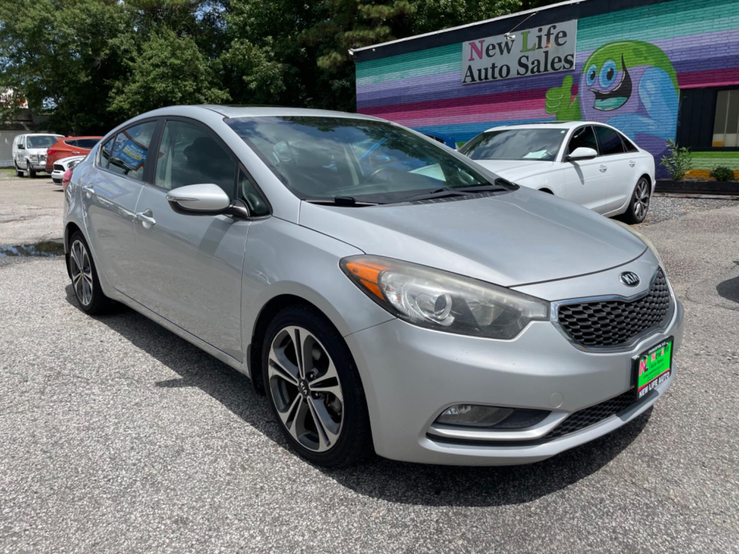 2015 SILVER KIA FORTE EX (KNAFZ4A86F5) with an 2.0L engine, Automatic transmission, located at 5103 Dorchester Rd., Charleston, SC, 29418-5607, (843) 767-1122, 36.245171, -115.228050 - Local Trade-in with Leather, Sunroof, Backup Camera, CD/AUX/Sat, Hands-free Phone, Power Everything (windows, locks, seats, mirrors), Heated/Cooled/Memory Front Seats, Heated Rear Seats, Heated Rear Seats, Keyless Entry, Alloy Wheels. Clean CarFax (no accidents reported!) 132k miles Located at New - Photo#0