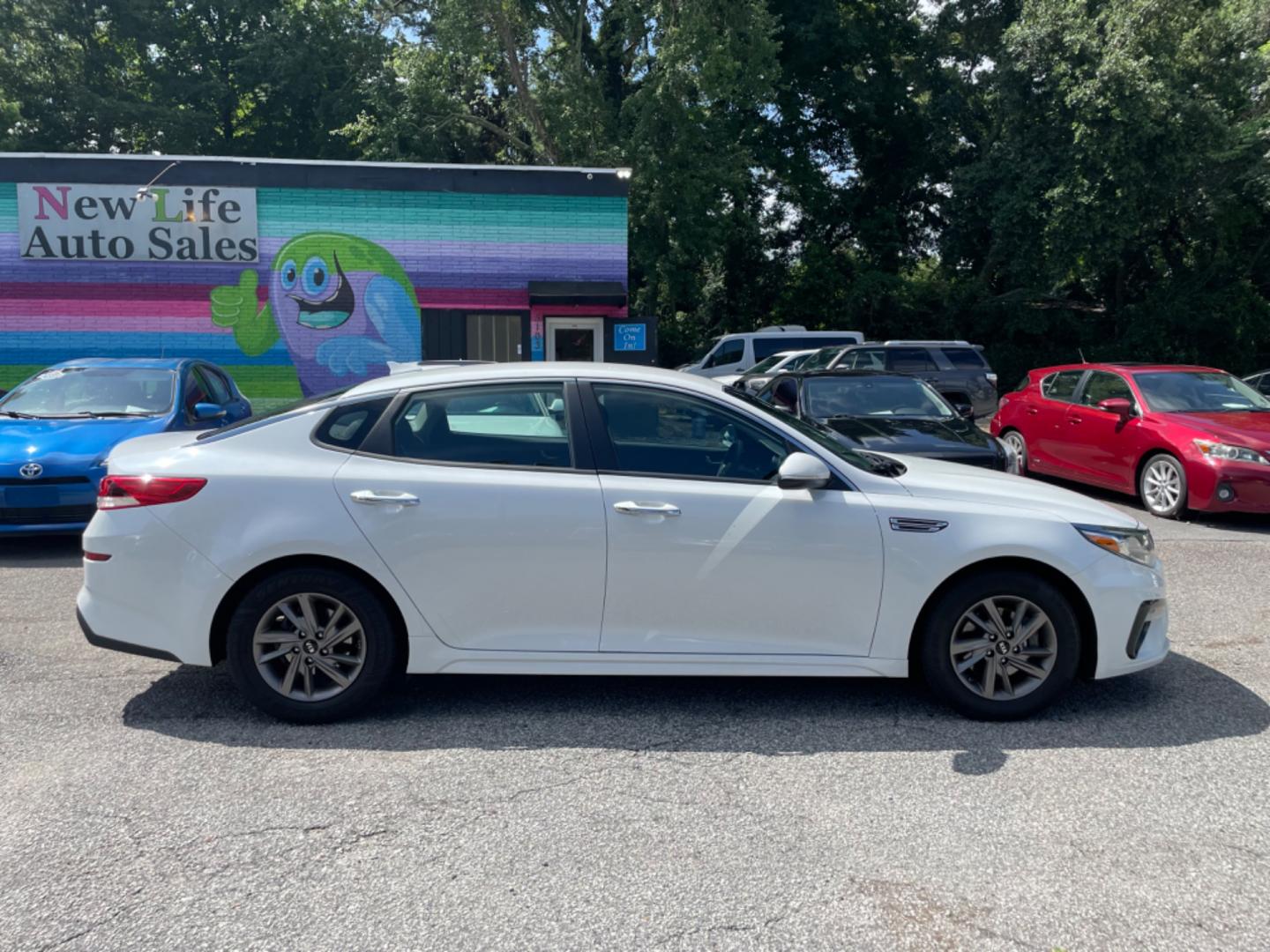 2019 WHITE KIA OPTIMA LX (5XXGT4L34KG) with an 2.4L engine, Automatic transmission, located at 5103 Dorchester Rd., Charleston, SC, 29418-5607, (843) 767-1122, 36.245171, -115.228050 - Spacious interior with AUX/USB/Bluetooth, Apply CarPlay/Android Auto, Backup Camera, Power Windows, Power Locks, Power Mirrors, Keyless Entry, Alloy Wheels. Clean CarFax (no accidents reported!) Local Trade-in! 136k miles Located at New Life Auto Sales! 2023 WINNER for Post & Courier's Charleston's - Photo#7