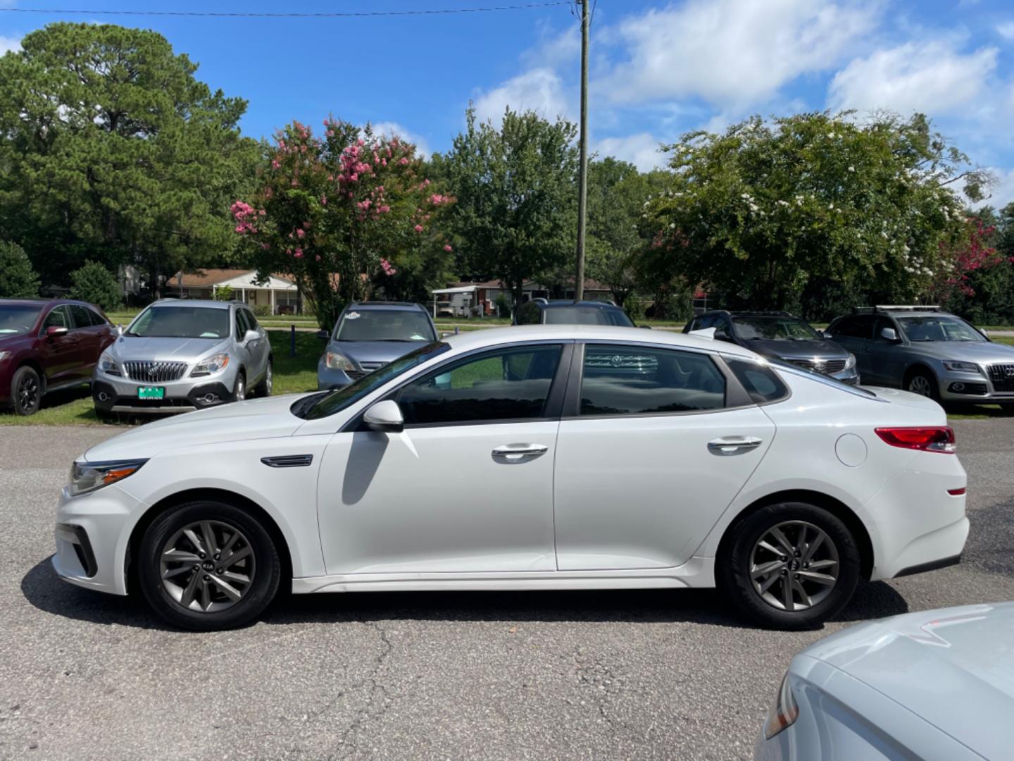 2019 WHITE KIA OPTIMA LX (5XXGT4L34KG) with an 2.4L engine, Automatic transmission, located at 5103 Dorchester Rd., Charleston, SC, 29418-5607, (843) 767-1122, 36.245171, -115.228050 - Spacious interior with AUX/USB/Bluetooth, Apply CarPlay/Android Auto, Backup Camera, Power Windows, Power Locks, Power Mirrors, Keyless Entry, Alloy Wheels. Clean CarFax (no accidents reported!) Local Trade-in! 136k miles Located at New Life Auto Sales! 2023 WINNER for Post & Courier's Charleston's - Photo#3