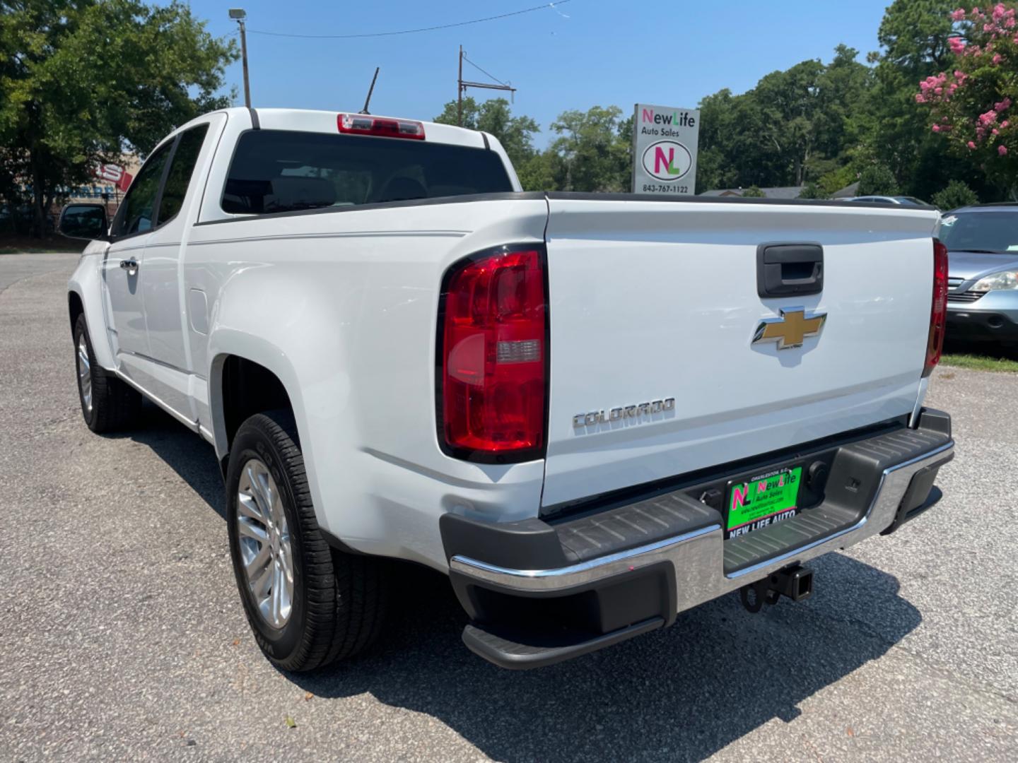 2016 WHITE CHEVROLET COLORADO WORK TRUCK (1GCHSBEA0G1) with an 2.5L engine, Automatic transmission, located at 5103 Dorchester Rd., Charleston, SC, 29418-5607, (843) 767-1122, 36.245171, -115.228050 - Clean interior with Backup Camera, USB/AUX/AM/FM, Power Driver's Seat, Power Windows, Power Locks, Power Mirrors, Over-head Bed Light, Bed Liner, Tow Package, Alloy Wheels. Only 98k miles! Located at New Life Auto Sales! 2023 WINNER for Post & Courier's Charleston's Choice Pre-owned Car Dealer AND - Photo#4