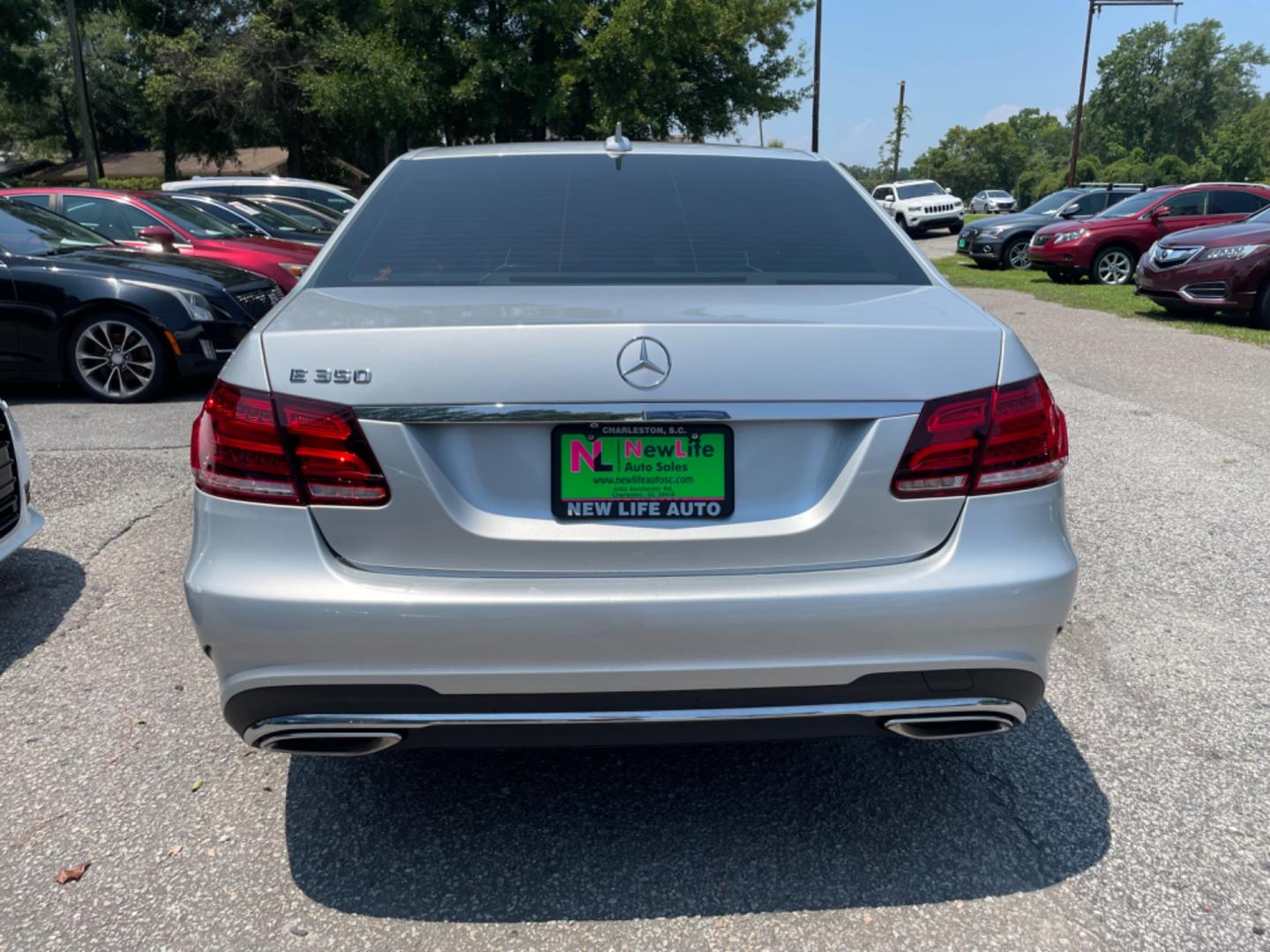 2016 SILVER MERCEDES-BENZ E-CLASS E 350 (WDDHF5KB7GB) with an 3.5L engine, Automatic transmission, located at 5103 Dorchester Rd., Charleston, SC, 29418-5607, (843) 767-1122, 36.245171, -115.228050 - Local Trade-in with Leather, Sunroof, Navigation, Backup Camera, Dual Climate, CD/AUX/Bluetooth, Power Everything (windows, locks, seats, mirrors), Heated/Memory Seating, Power Rear Sunshade, Keyless Entry, Alloy Wheels. Clean CarFax (no accidents reported!) Only 82k miles Located at New Life Auto - Photo#4