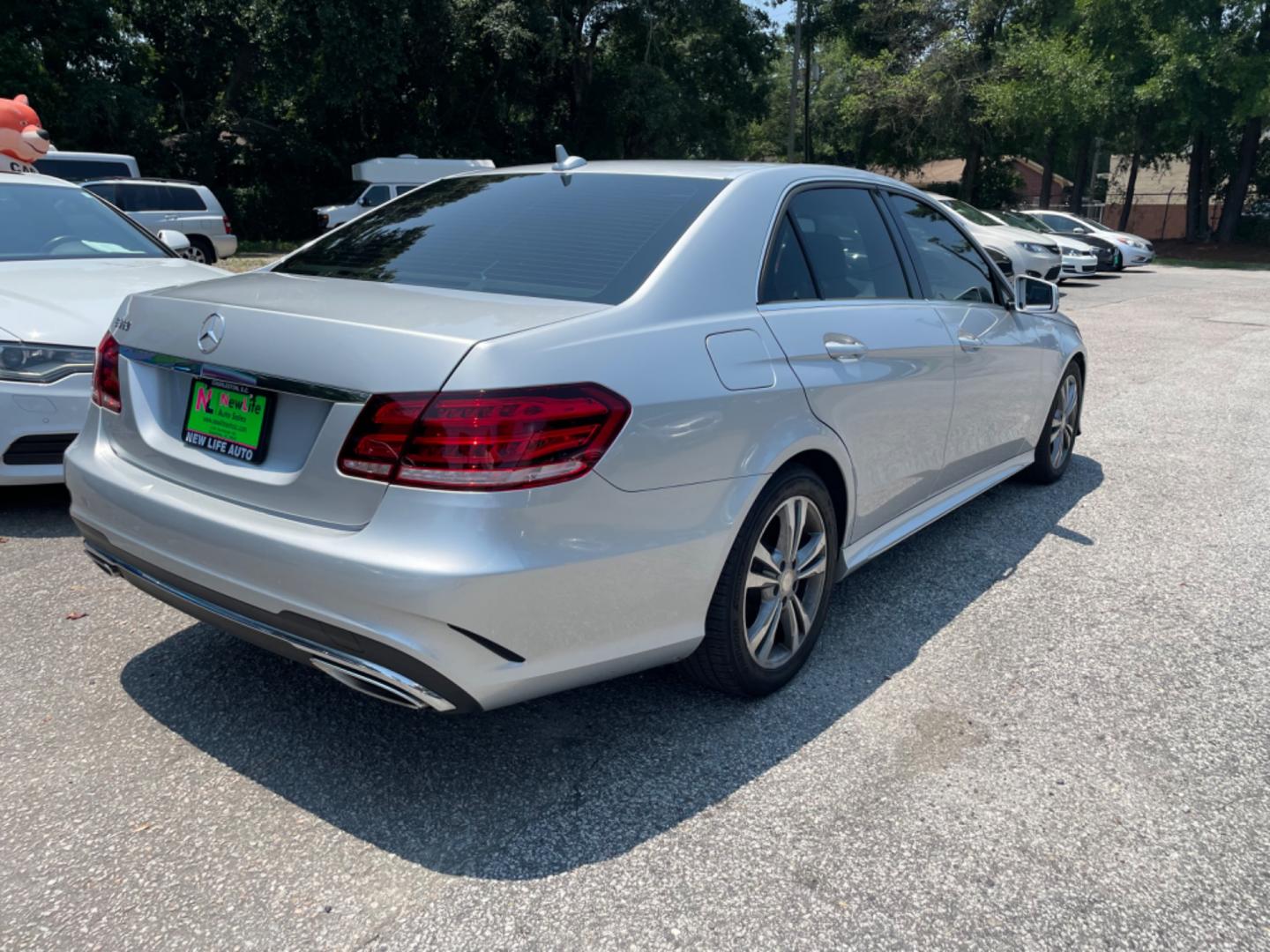 2016 SILVER MERCEDES-BENZ E-CLASS E 350 (WDDHF5KB7GB) with an 3.5L engine, Automatic transmission, located at 5103 Dorchester Rd., Charleston, SC, 29418-5607, (843) 767-1122, 36.245171, -115.228050 - Local Trade-in with Leather, Sunroof, Navigation, Backup Camera, Dual Climate, CD/AUX/Bluetooth, Power Everything (windows, locks, seats, mirrors), Heated/Memory Seating, Power Rear Sunshade, Keyless Entry, Alloy Wheels. Clean CarFax (no accidents reported!) Only 82k miles Located at New Life Auto - Photo#5