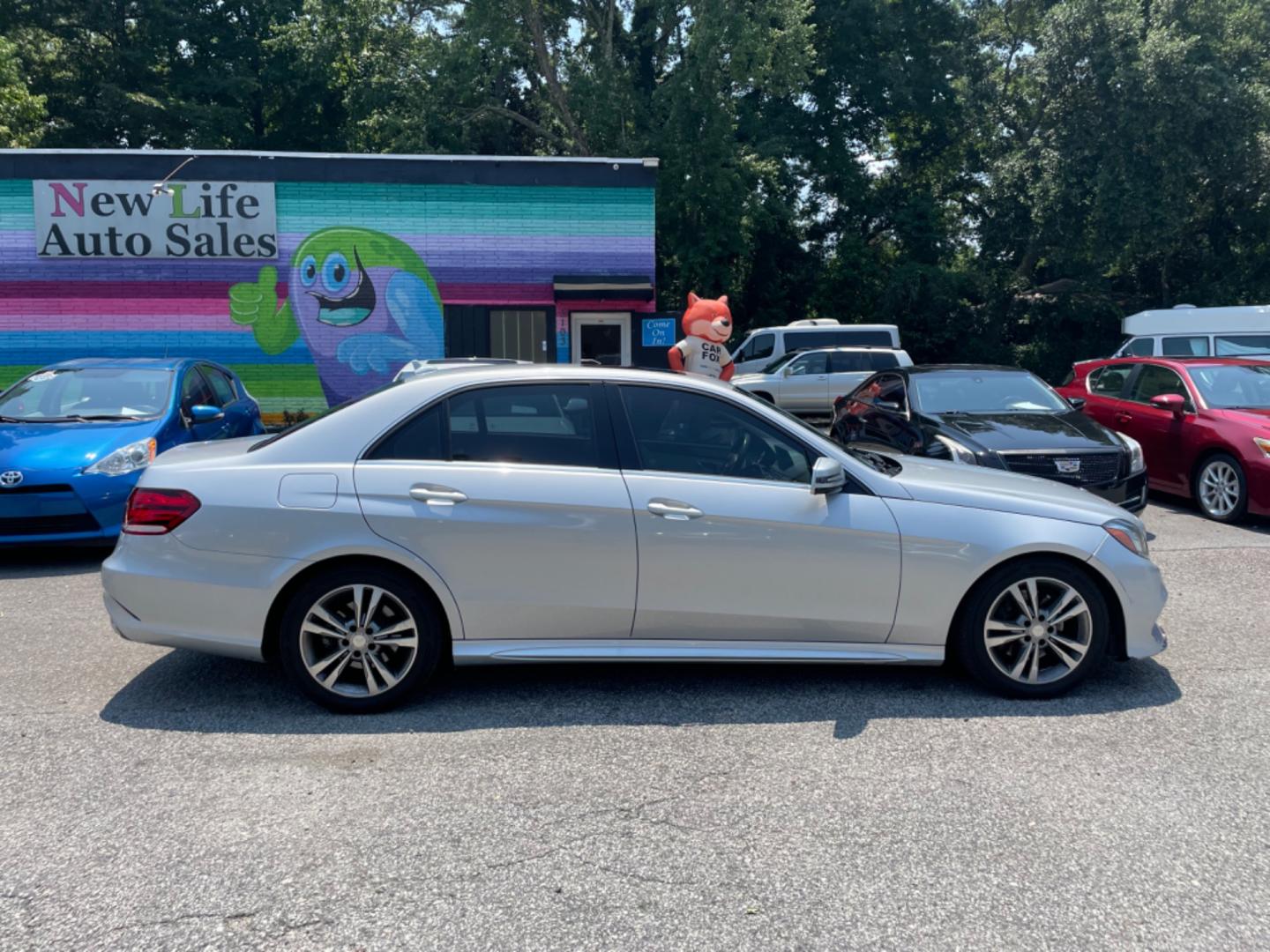 2016 SILVER MERCEDES-BENZ E-CLASS E 350 (WDDHF5KB7GB) with an 3.5L engine, Automatic transmission, located at 5103 Dorchester Rd., Charleston, SC, 29418-5607, (843) 767-1122, 36.245171, -115.228050 - Local Trade-in with Leather, Sunroof, Navigation, Backup Camera, Dual Climate, CD/AUX/Bluetooth, Power Everything (windows, locks, seats, mirrors), Heated/Memory Seating, Power Rear Sunshade, Keyless Entry, Alloy Wheels. Clean CarFax (no accidents reported!) Only 82k miles Located at New Life Auto - Photo#6