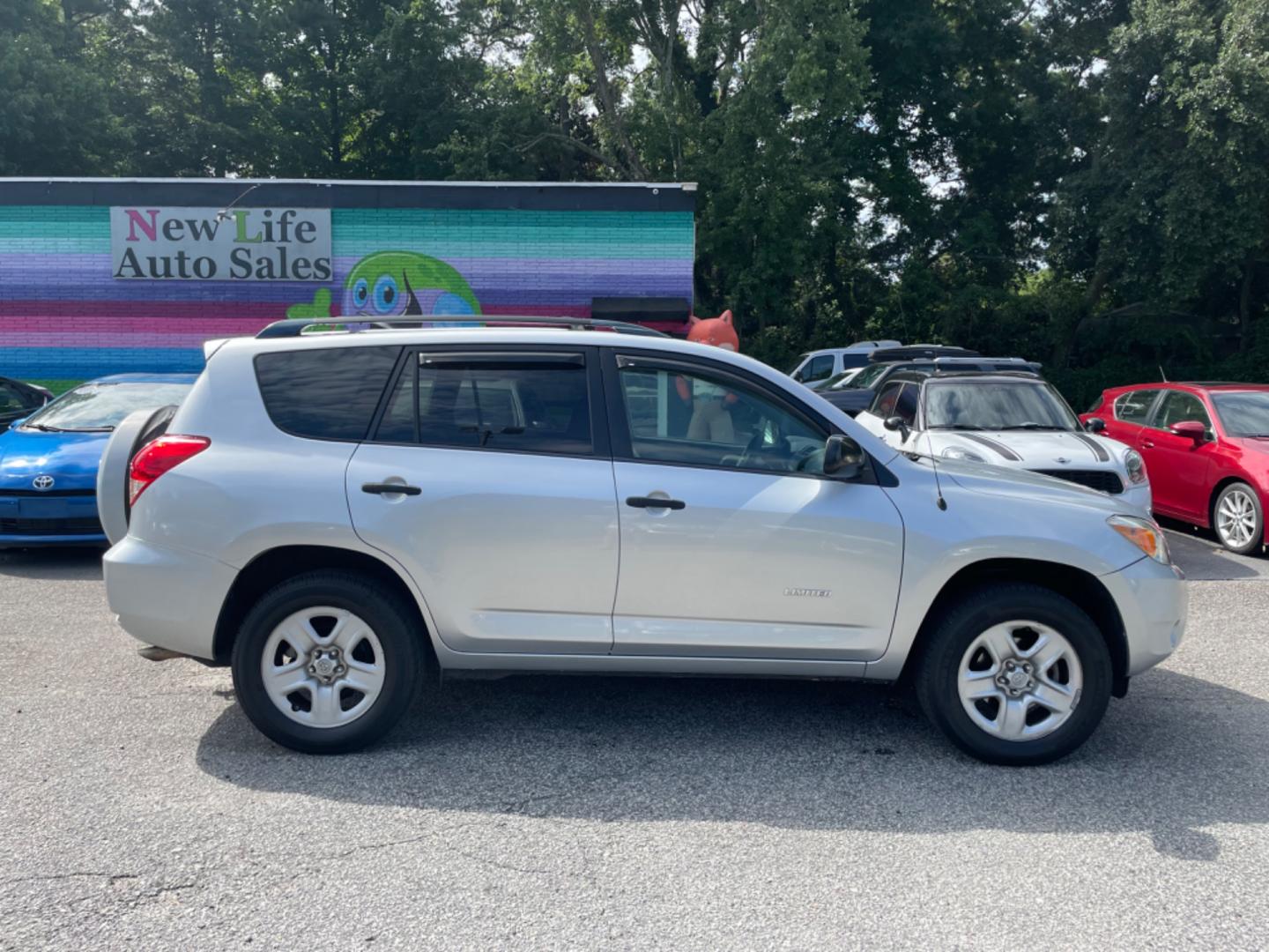 2007 SILVER TOYOTA RAV4 BASE (JTMZK33V075) with an 3.5L engine, Automatic transmission, located at 5103 Dorchester Rd., Charleston, SC, 29418-5607, (843) 767-1122, 36.245171, -115.228050 - Clean Interior with AM/FM/Bluetooth, Backup Camera, Power Windows, Power Locks, Power Mirrors, Keyless Entry, Alloy Wheels. Local Trade-in!! 179k miles Located at New Life Auto Sales! 2023 WINNER for Post & Courier's Charleston's Choice Pre-owned Car Dealer AND 2018-2024 Top 5 Finalist for Charlest - Photo#7